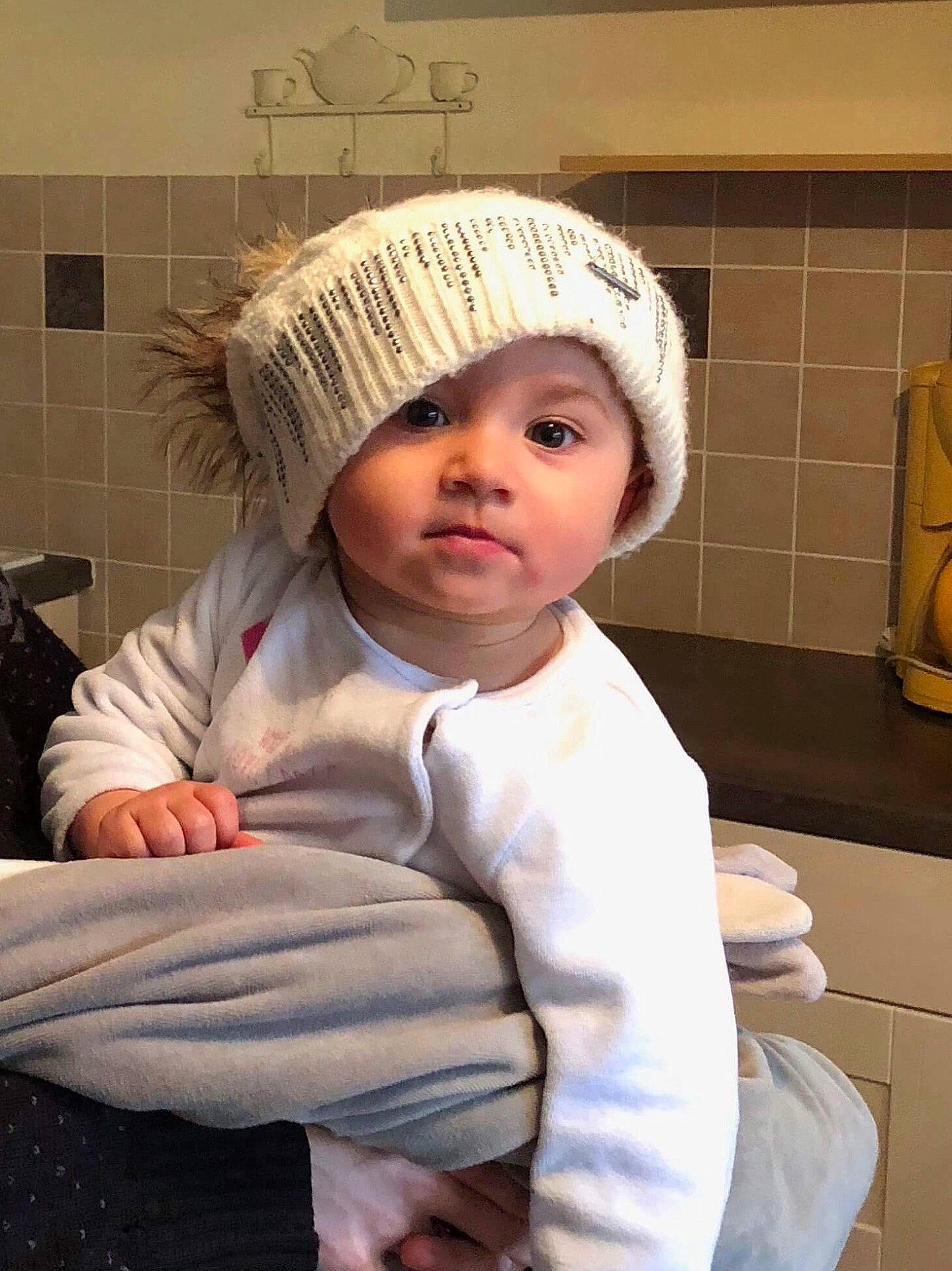 Léana participe au concours pour gagner de l'argent avec cette photo : beanie, cap, child, cool, fashion_accessory, girl, hair, hat, headgear, headwear, human_hair_color, infant, person, product, textile, toddler