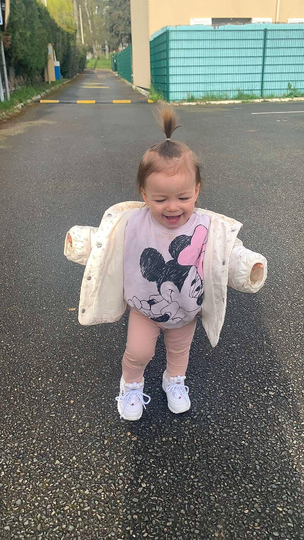 Summer a rejoint le concours — aidez-le/la à gagner de superbes lots ! asphalt, automotive_tire, automotive_wheel_system, baby_toddler_clothing, child, facial_expression, fun, grass, happy, joy, person, plant, recreation, road, road_surface, sidewalk, sleeve, soil, t_shirt, tar