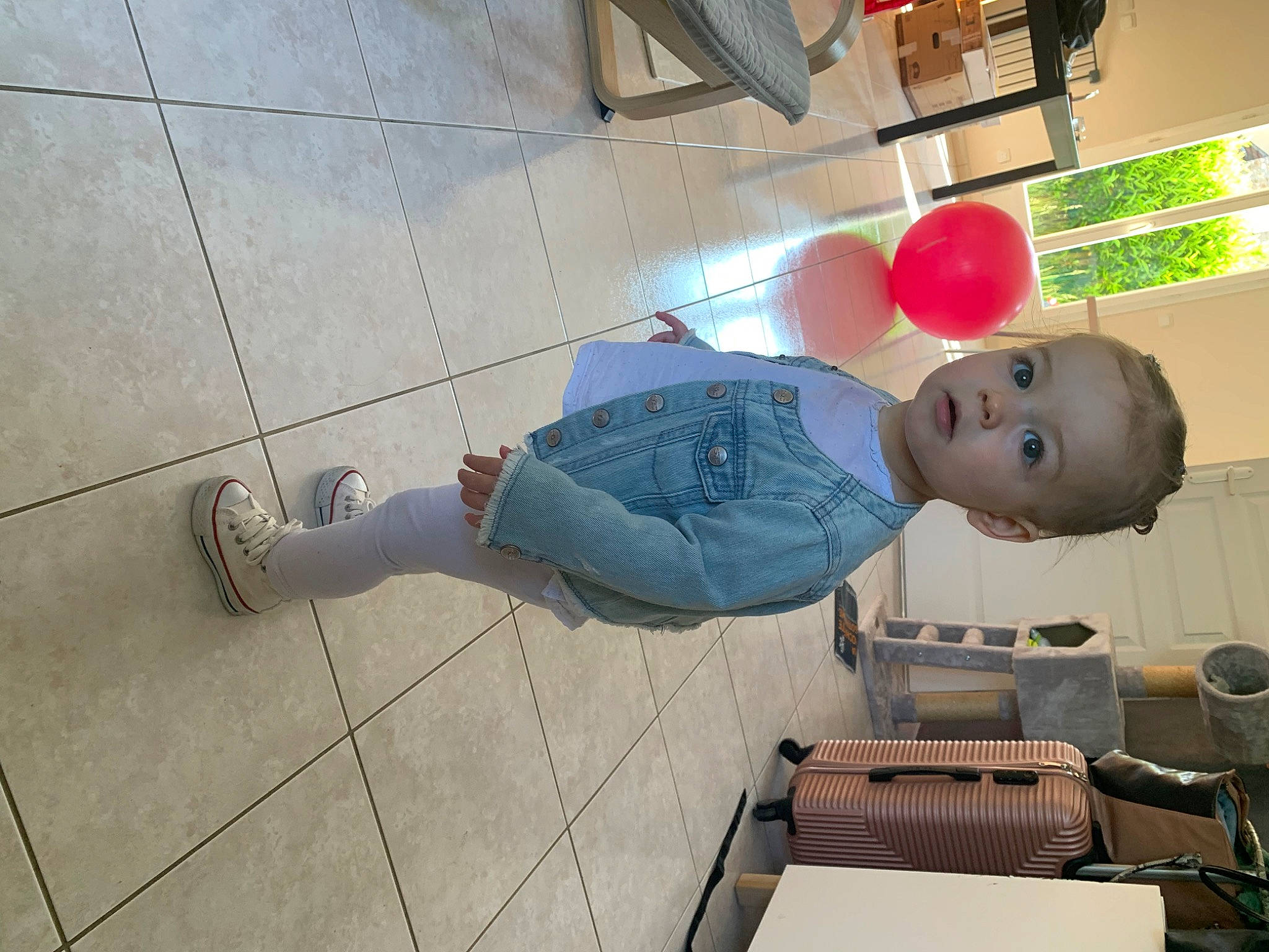 Summer participe au concours pour gagner de l'argent avec cette photo : baby, balloon, child, cobblestone, concrete, floor, flooring, fun, gas, human_leg, machine, person, road_surface, sandal, sitting, smile, toddler, wood