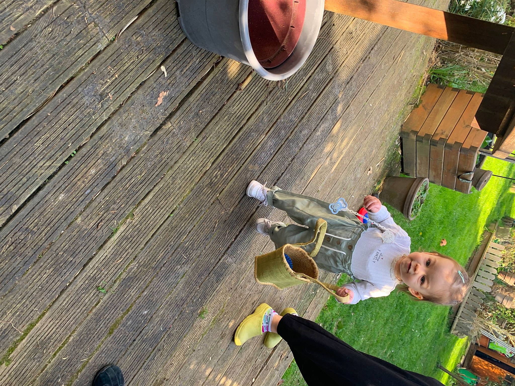 Summer a rejoint le concours — aidez-le/la à gagner de superbes lots ! adventure, flooring, fun, grass, green, hardwood, landscape, leisure, lumber, people_in_nature, person, play, recreation, sandal, sitting, soil, tableware, toddler, wood, wood_stain