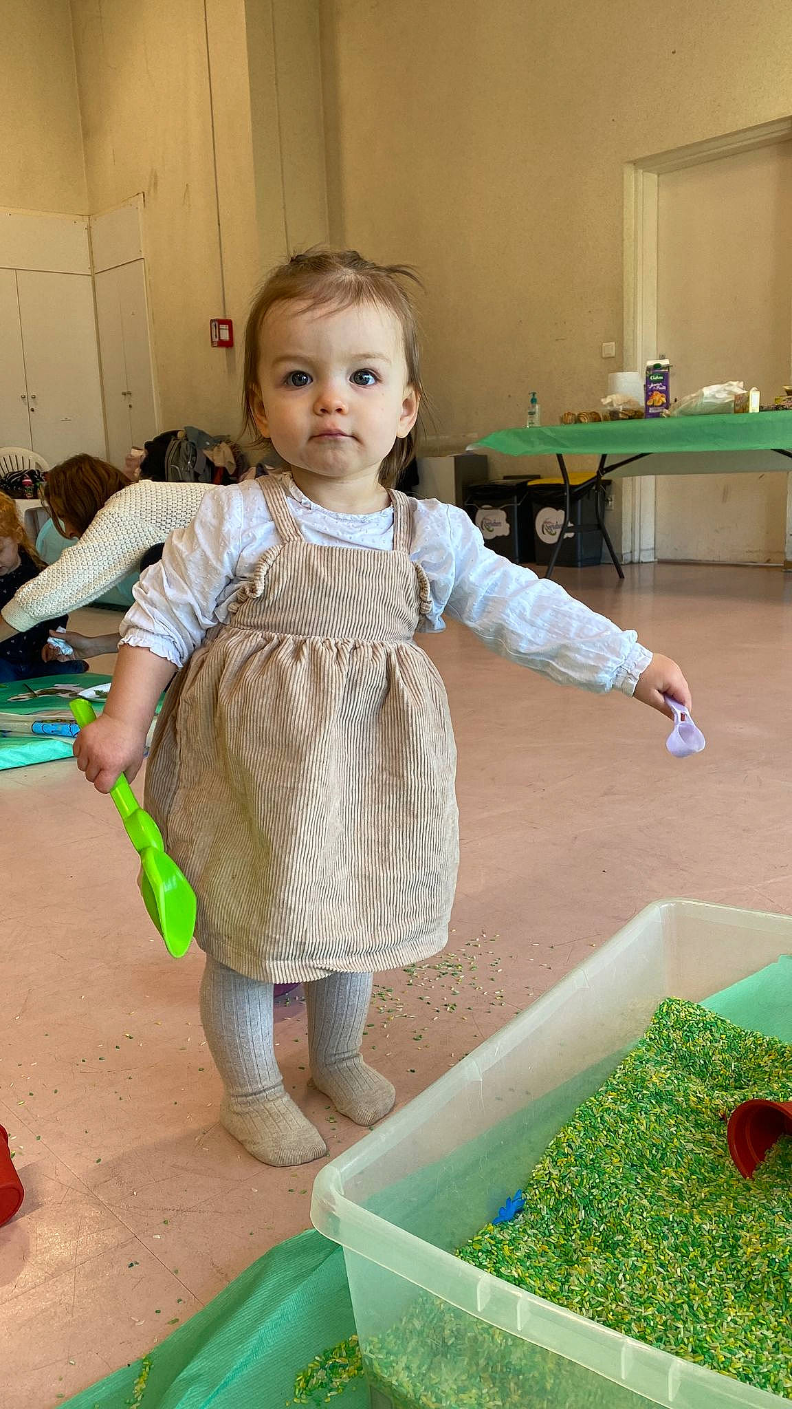 Summer participe au concours pour gagner de l'argent avec cette photo : baby, baby_toddler_clothing, child, flooring, fun, grass, green, hardwood, leisure, people_in_nature, person, play, product, room, sitting, standing, table, toddler, wood