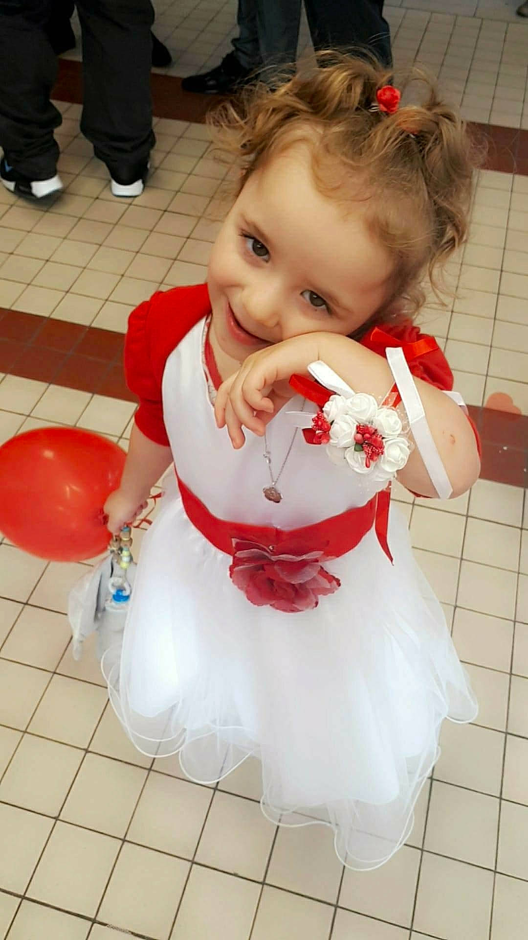 Inaya a rejoint le concours — aidez-le/la à gagner de superbes lots ! blond, child, costume, dress, flooring, fun, girl, hair, human_hair_color, infant, joy, leg, person, product, red, skin, textile, toddler