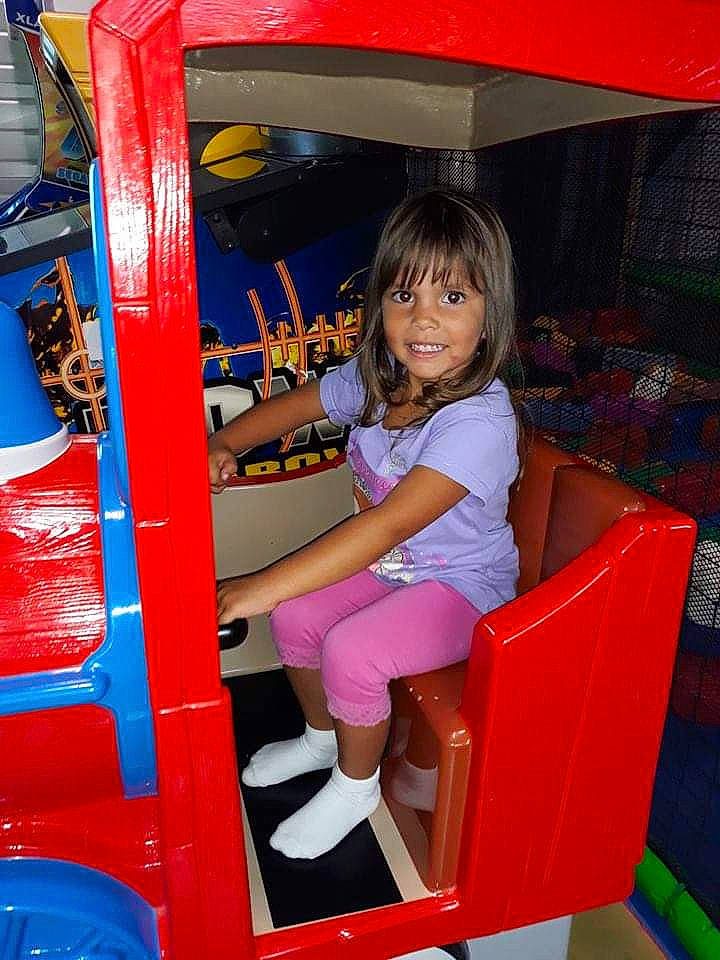 Maeva participe au concours pour gagner de l'argent avec cette photo : child, fun, joy, person, play, playset, red, sitting, toddler, toy