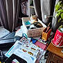 Mitsou a rejoint le concours — aidez-le/la à gagner de superbes lots ! basket, calico_cat, cat, clutter, coca_cola_can, cozy, curtains, desk, furniture, home, indoor, lamp, papers, paperwork, pen_holder, plant, relaxing, sleeping, stationery, window