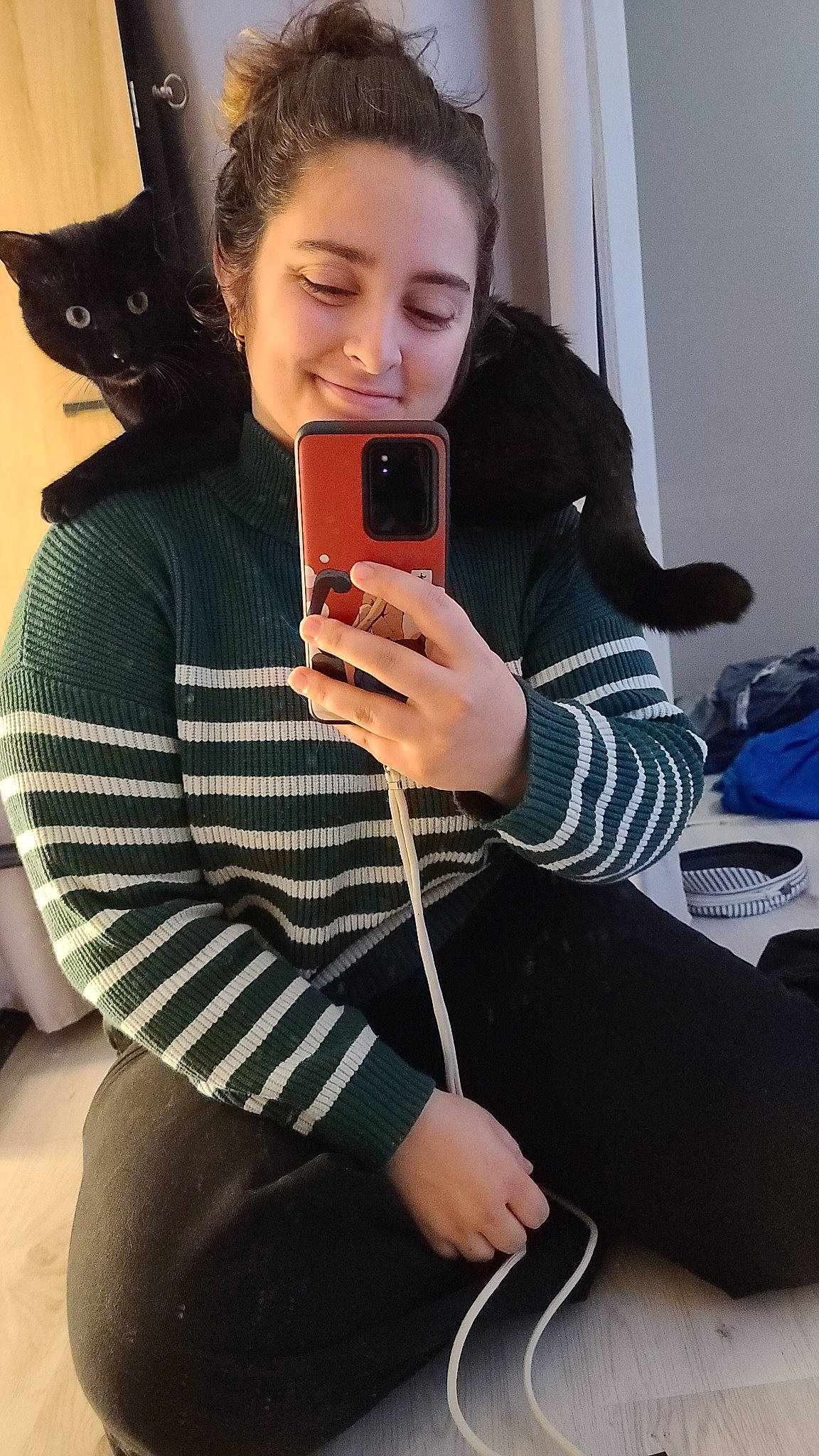 Yuzu participe au concours pour gagner de l'argent avec cette photo : audio_equipment, black_hair, camera_lens, cool, digital_camera, electronic_device, eyewear, finger, gadget, gesture, head, joint, long_hair, neck, selfie, shoulder, sleeve, technology, thigh, waist