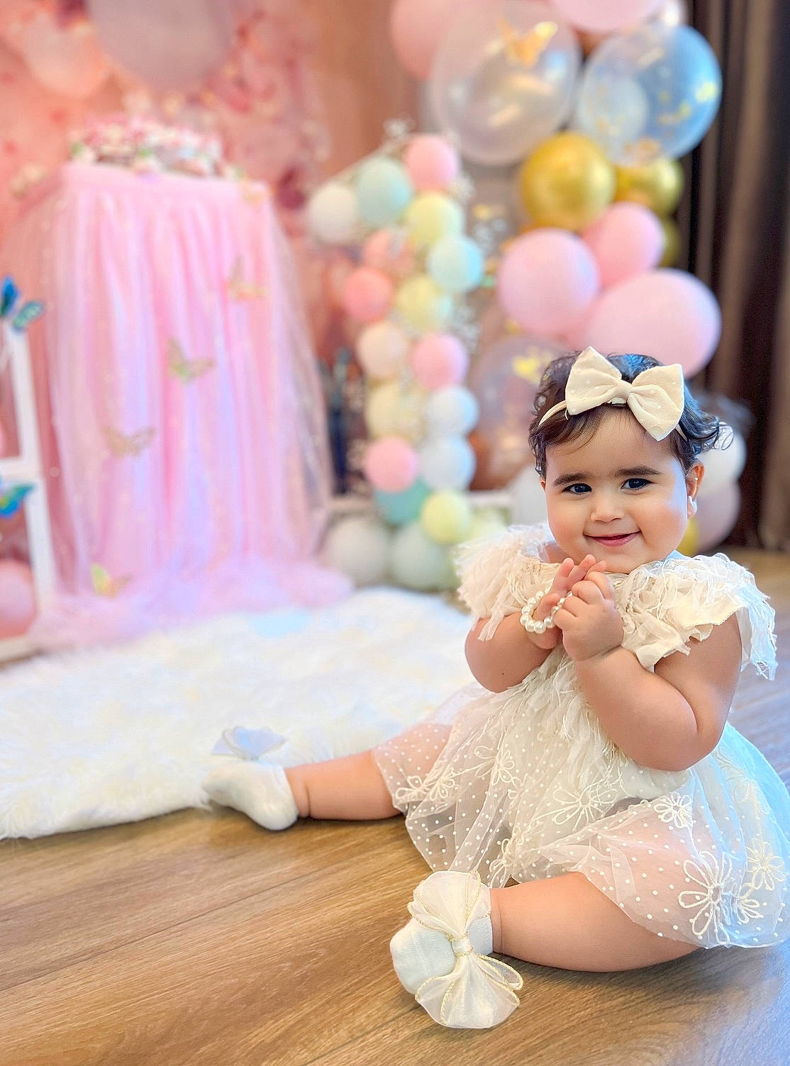 Milena participe au concours pour gagner de l'argent avec cette photo : aqua, balloon, bridal_accessory, child, dress, event, fashion_accessory, fashion_design, formal_wear, fun, gown, happy, headband, headpiece, headwear, joy, party, party_supply, peach, person