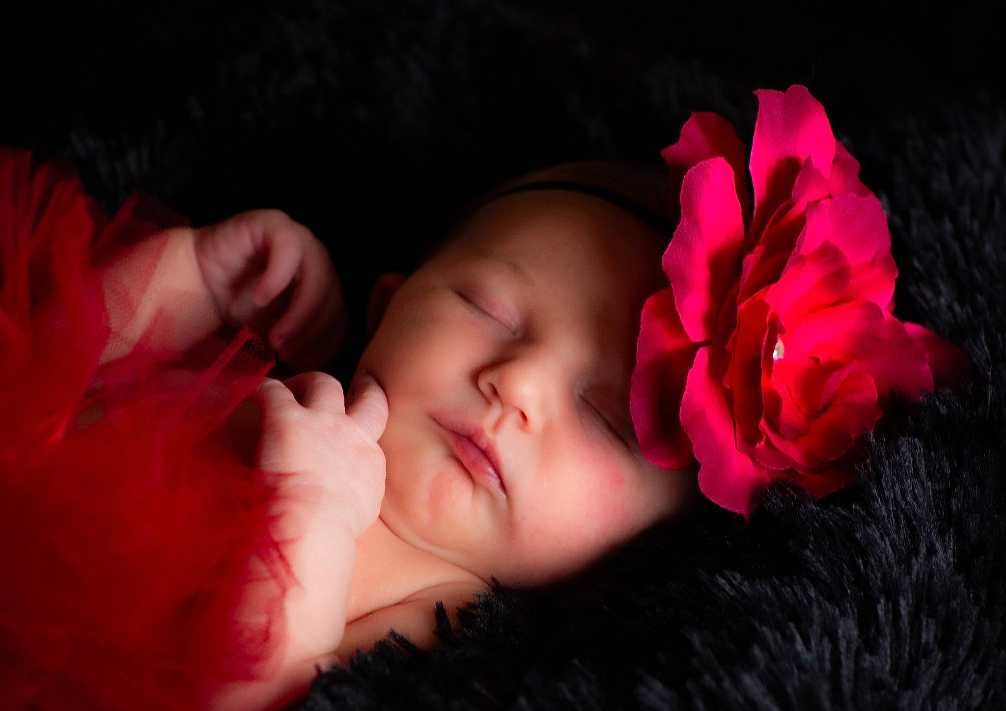 Méline a rejoint le concours — aidez-le/la à gagner de superbes lots ! baby, baby_toddler_clothing, cheek, eye, eyebrow, eyelash, flash_photography, gesture, hand, head, headgear, headwear, lip, mouth, nail, neck, person, petal, pink, plant