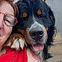 Tmax a rejoint le concours — aidez-le/la à gagner de superbes lots ! dog, person, selfie, close_up, paw, shoulder, tattoo, glasses, red_clothing, stairs, outdoor, smiling, pet, friendship, canine, portrait, black_fur, brown_fur, white_fur, happy