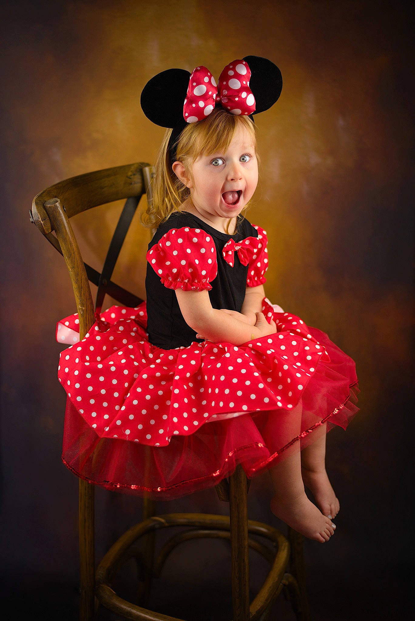 Chloé a rejoint le concours — aidez-le/la à gagner de superbes lots ! baby_toddler_clothing, chair, dancer, day_dress, dress, embellishment, entertainment, event, fashion_design, flash_photography, happy, human_leg, magenta, pattern, performing_arts, person, pink, red, sleeve, smile