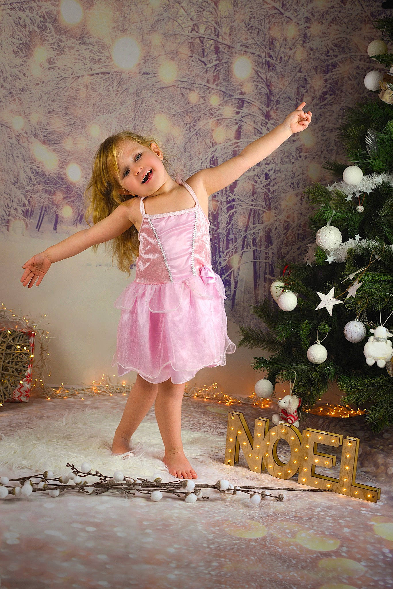 Chloé a rejoint le concours — aidez-le/la à gagner de superbes lots ! arm, branch, dress, eye, flash_photography, flower, gesture, grass, hair, happy, human_body, joy, leg, people_in_nature, person, petal, pink, plant, smile, standing