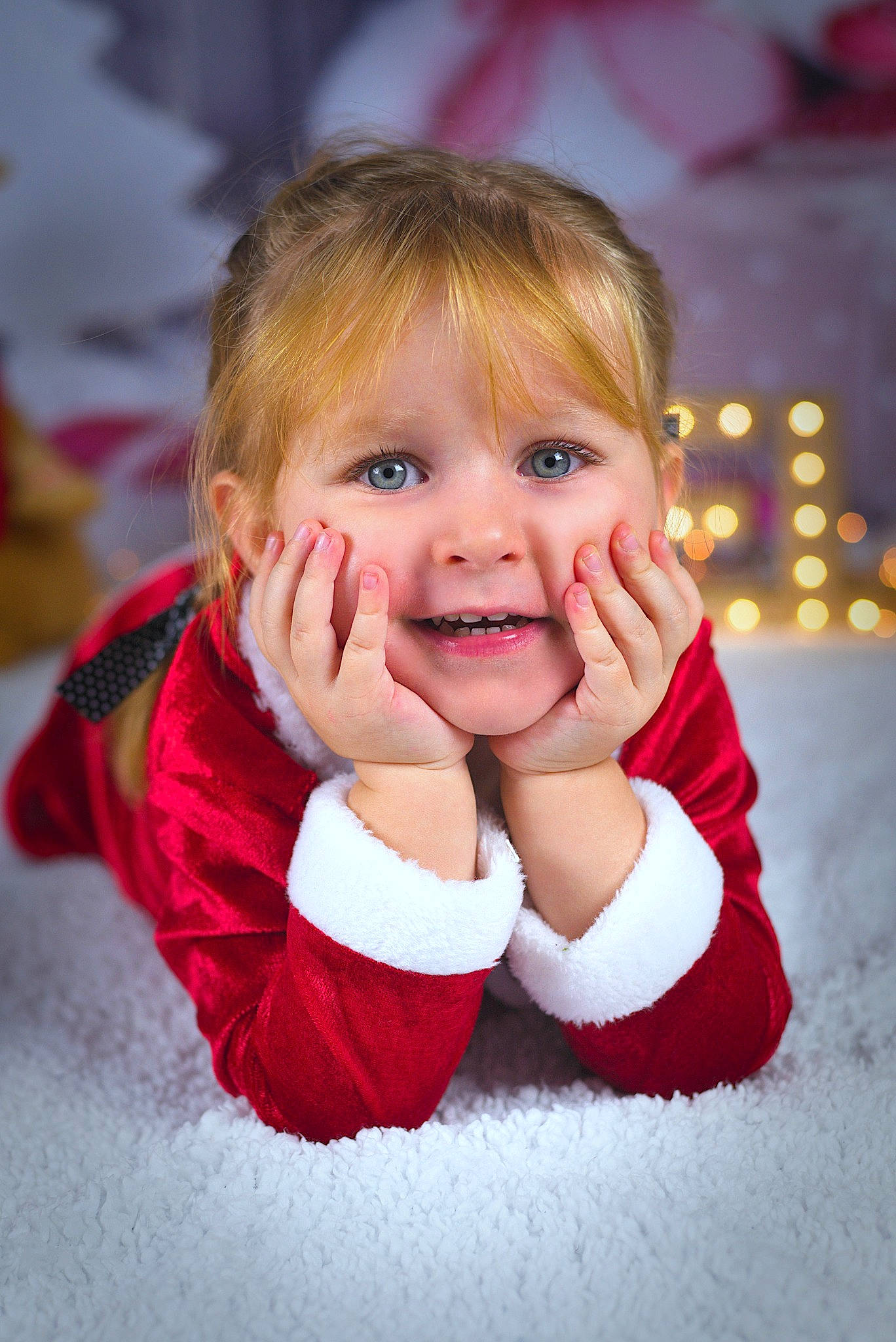 Chloé a rejoint le concours — aidez-le/la à gagner de superbes lots ! baby, baby_toddler_clothing, blond, carmine, cheek, child, event, finger, fun, gesture, happy, holiday, joy, leg, lip, person, pink, sleeve, smile, sock