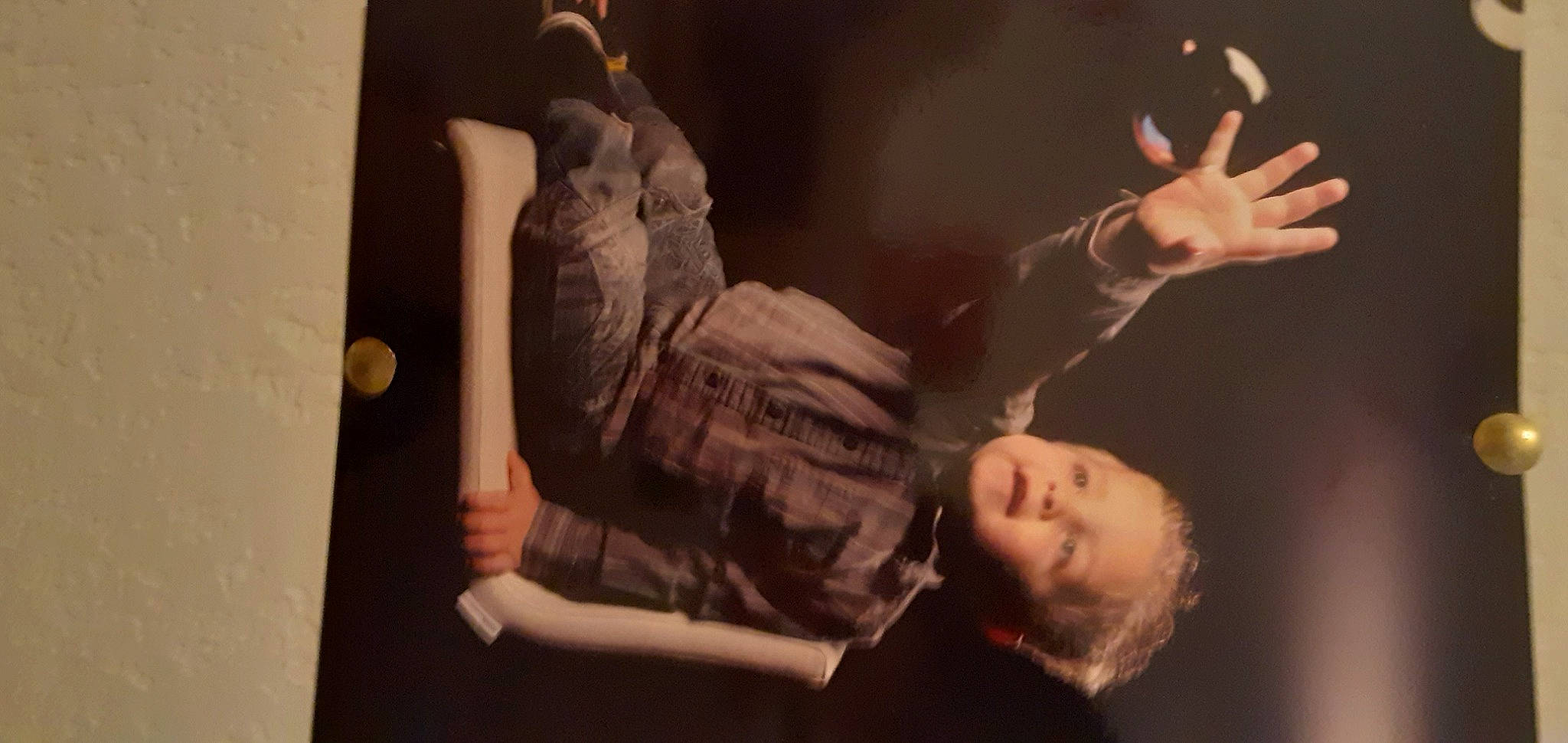 Lukas participe au concours pour gagner de l'argent avec cette photo : arm, art, elbow, entertainment, event, finger, flash_photography, fun, gesture, hand, happy, human, leg, lighting, music, performance_art, performing_arts, person, plant, tree