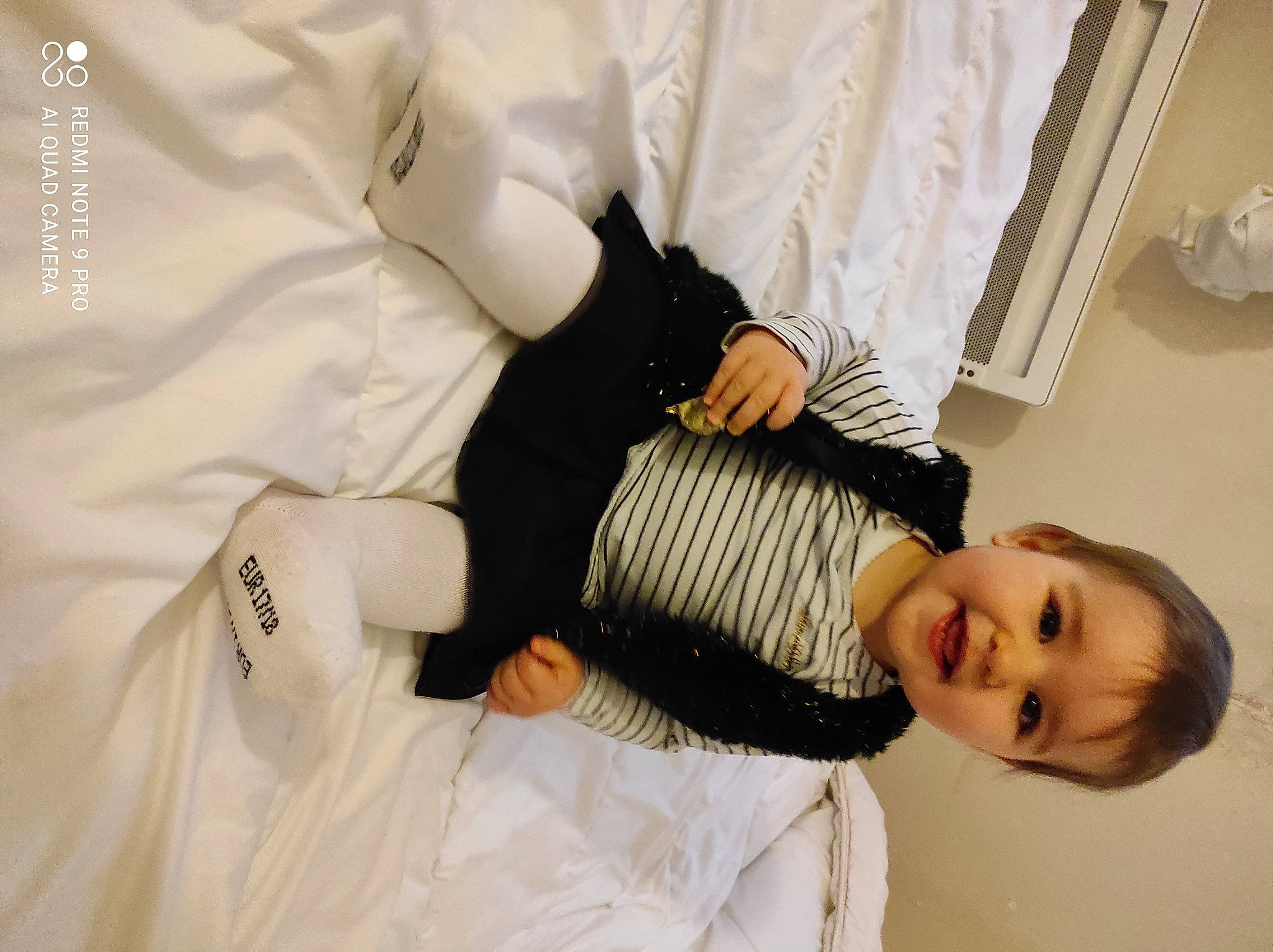 Lily-rose a rejoint le concours — aidez-le/la à gagner de superbes lots ! bangs, beauty, bed, chair, comfort, eyelash, fashion_accessory, formal_wear, fur, gesture, happy, hat, headpiece, human_body, joy, linens, person, room, sitting, sleeve