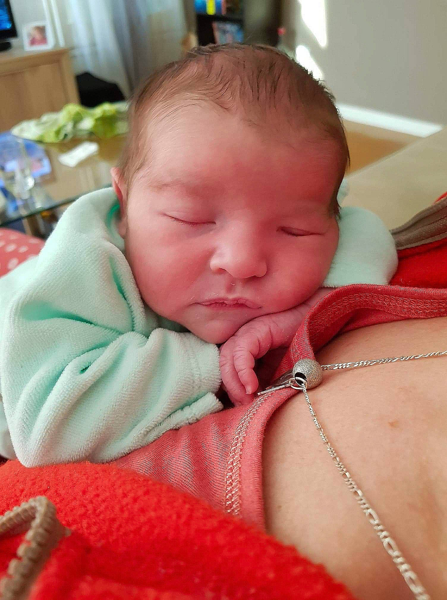 Lily-rose a rejoint le concours — aidez-le/la à gagner de superbes lots ! baby, cheek, child, chin, ear, eye, face, finger, forehead, hand, head, lip, mouth, nap, nose, person, skin, sleep, thumb, toddler