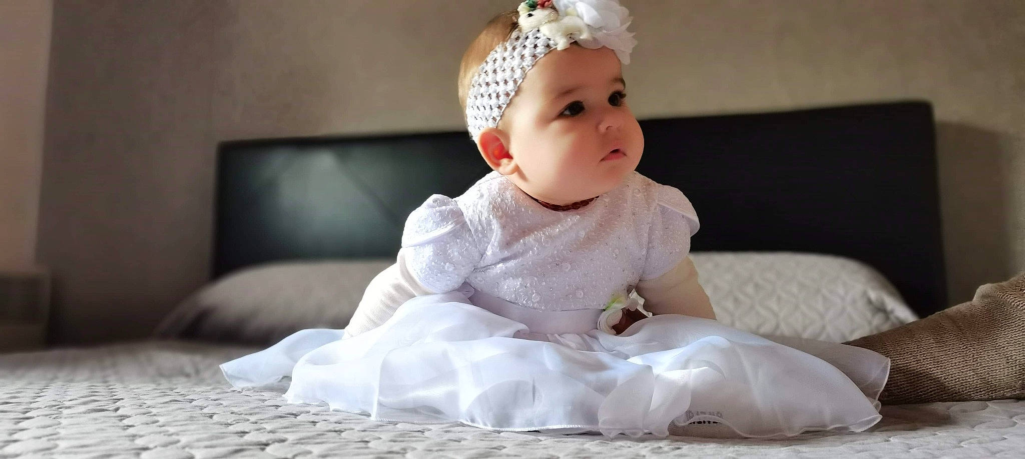 Lily-rose a rejoint le concours — aidez-le/la à gagner de superbes lots ! baby, child, dress, fashion_accessory, hair_accessory, headband, headgear, headpiece, headwear, person, sitting, sleeve, toddler, white