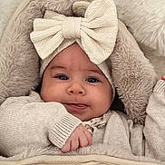Sanaa participe au concours pour gagner de l'argent avec cette photo : baby, infant, headband, bow, blanket, plush, fur, sweater, hand, face, eyes, cheeks, portrait, cute, tongue, cozy, indoors, newborn, smiling, fashion_accessory
