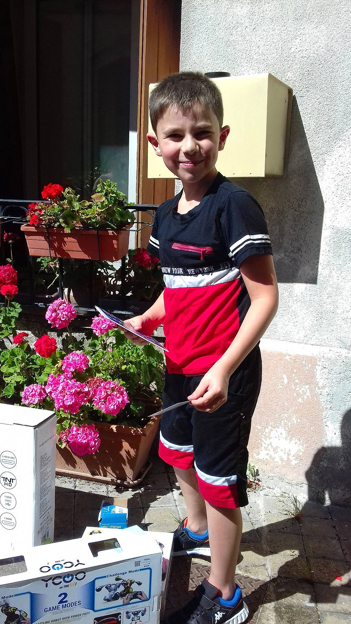 Ethan participe au concours pour gagner de l'argent avec cette photo : child, floristry, flower, houseplant, joy, person, plant, shoe, shorts, summer, t_shirt, vacation