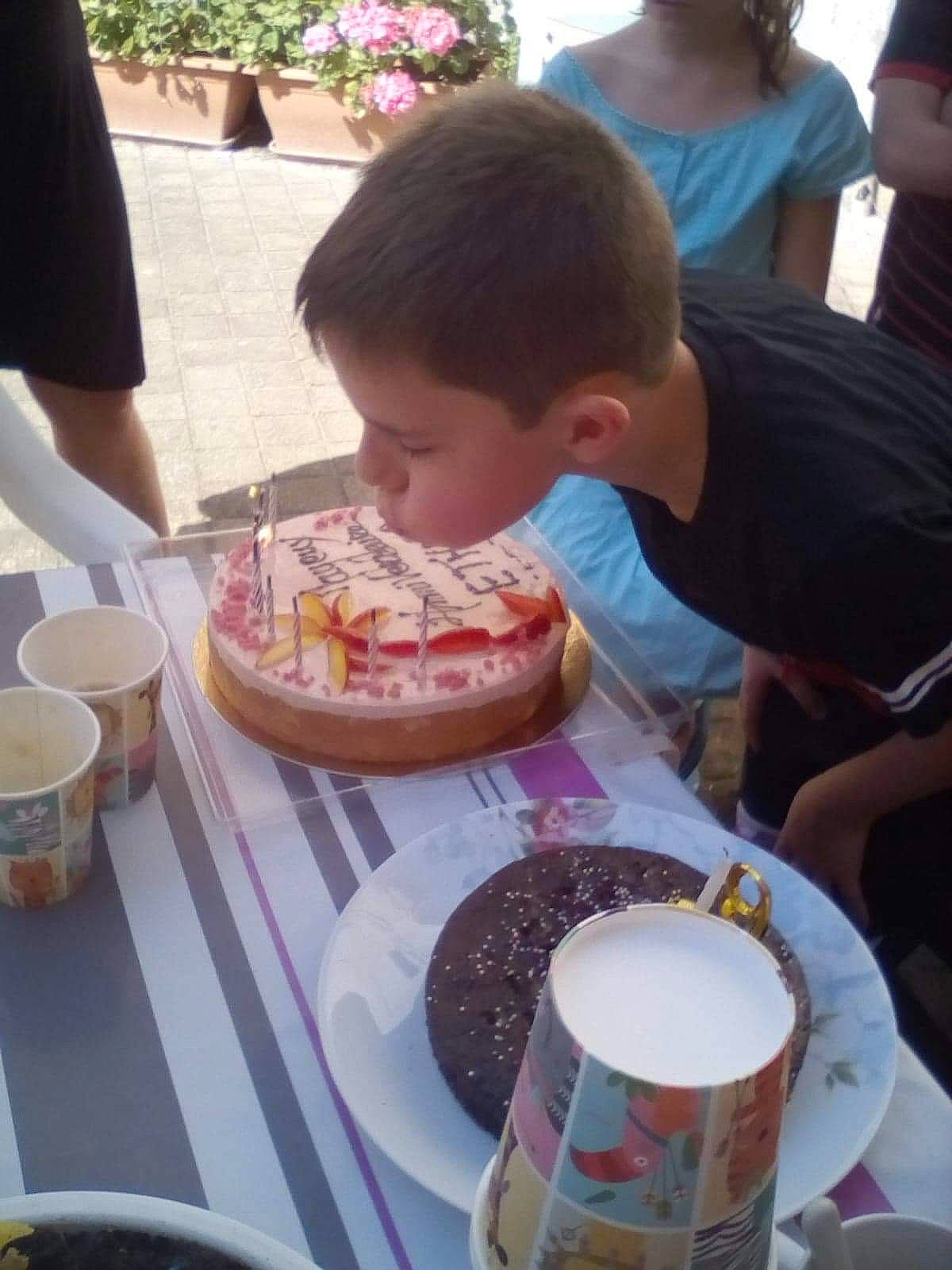 Ethan a rejoint le concours — aidez-le/la à gagner de superbes lots ! breakfast, brunch, cake, comfort_food, cuisine, dessert, dish, eating, fast_food, food, meal, person, sweetness, toddler