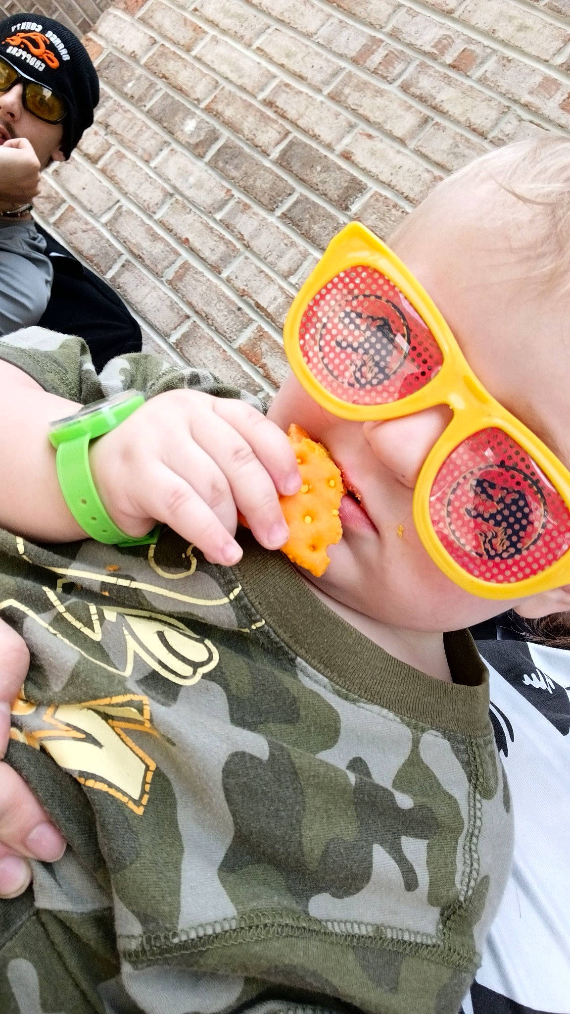 Leon is registered to the contest to win money with this photo: carmine, cool, eyewear, fashion, fashion_accessory, finger, foot, fun, gesture, hand, human_leg, nail, pattern, people_in_nature, person, personal_protective_equipment, sneakers, thumb, visual_arts, walking_shoe