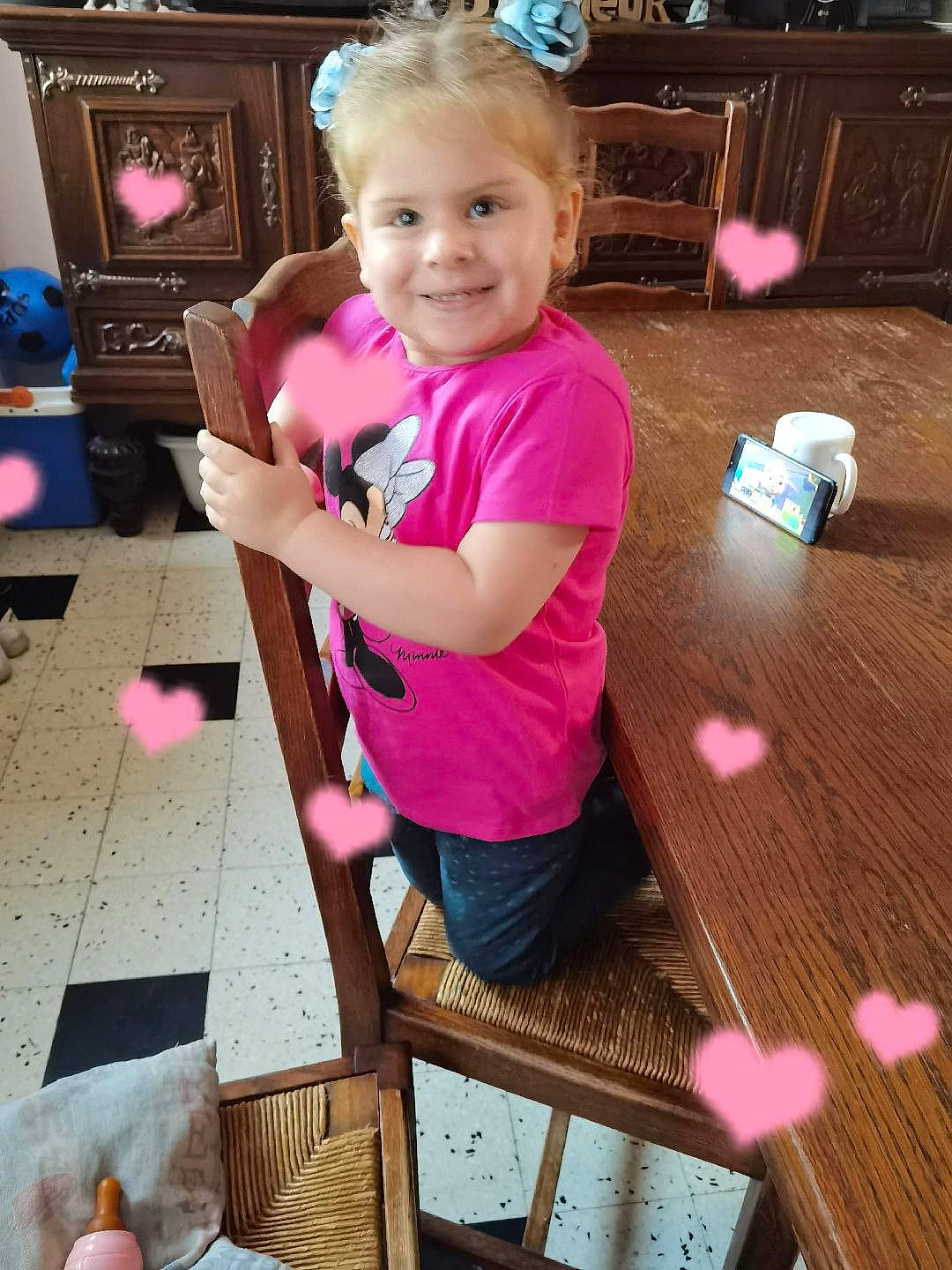 Maëlle participe au concours pour gagner de l'argent avec cette photo : child, event, face, flooring, fun, happy, hardwood, joy, leisure, magenta, person, pink, play, room, shorts, smile, t_shirt, table, toddler, vacation