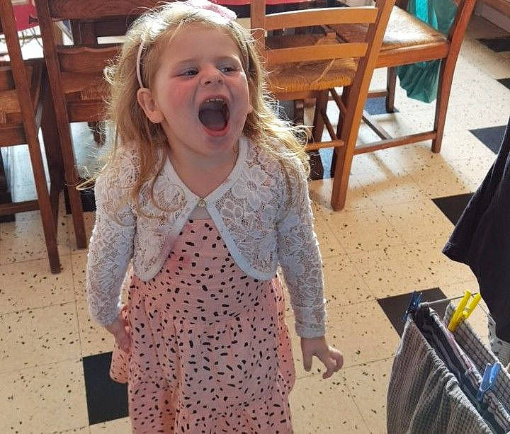 Maëlle participe au concours pour gagner de l'argent avec cette photo : baby, blond, chair, child, dress, flooring, fun, furniture, hair, happy, head, laugh, leisure, pattern, person, sitting, skin, sleeve, smile, toddler