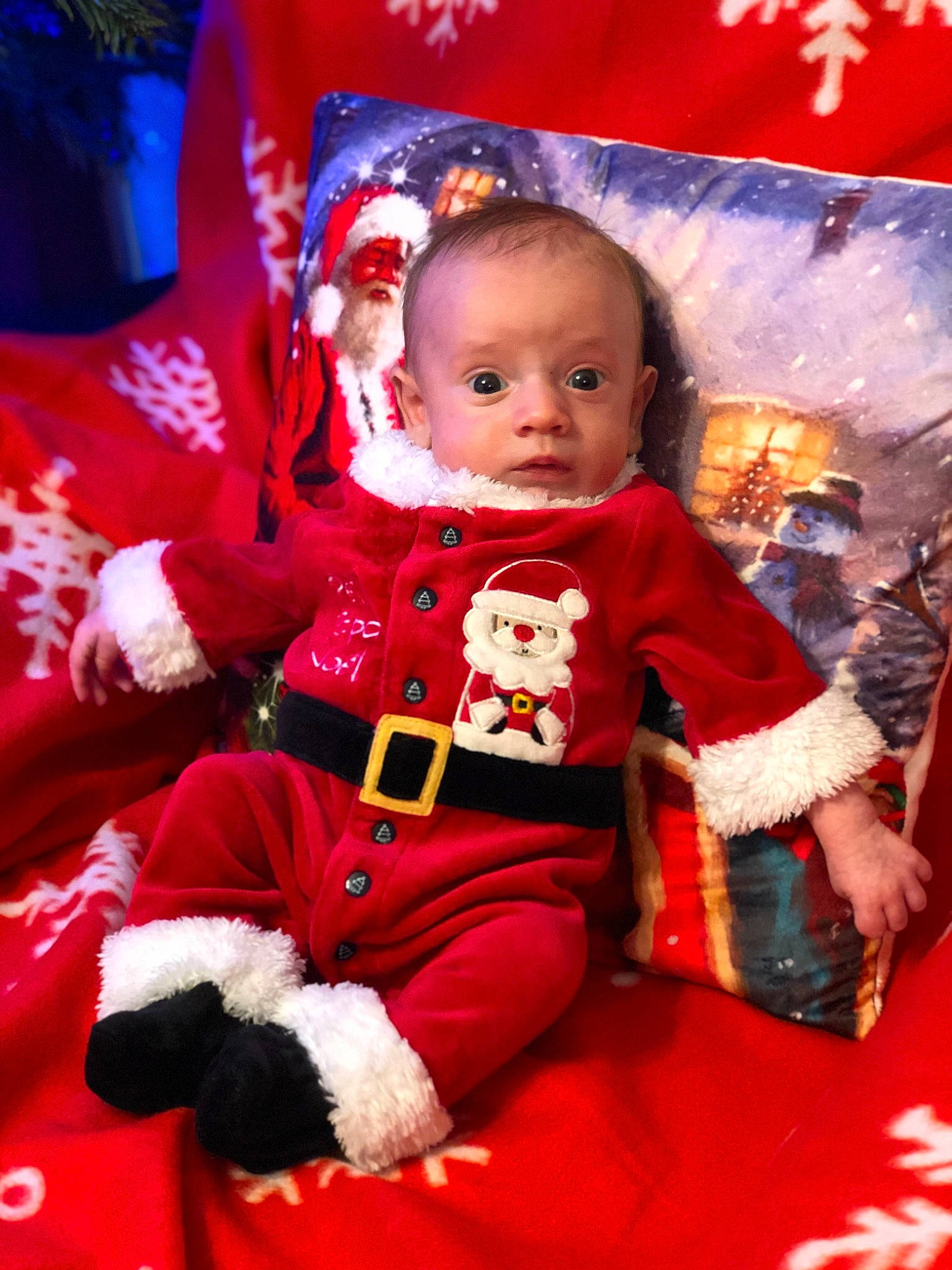 Maxime participe au concours pour gagner de l'argent avec cette photo : baby, baby_toddler_clothing, child, christmas, christmas_decoration, christmas_eve, christmas_ornament, event, fictional_character, fun, happy, holiday, lap, person, plant, red, santa_claus, sleeve, surprise, textile