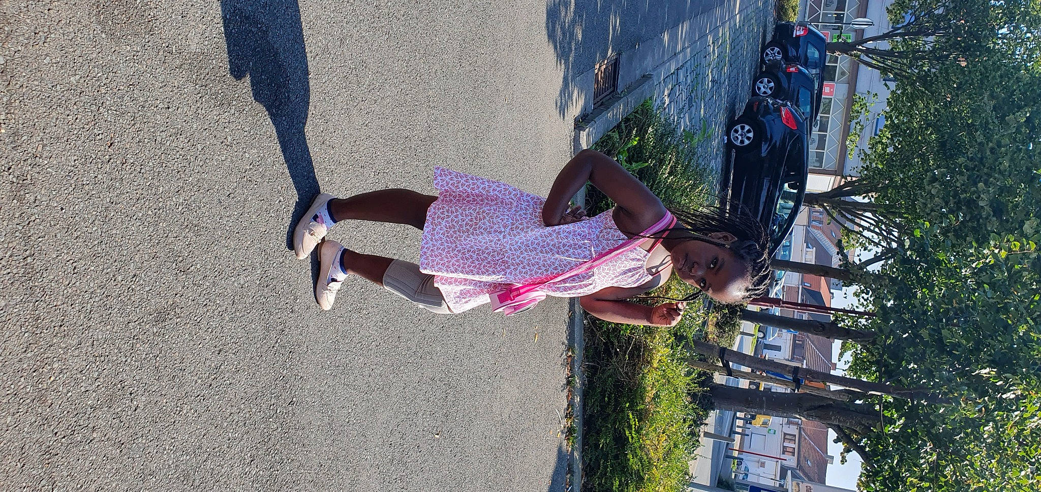 Anael a rejoint le concours — aidez-le/la à gagner de superbes lots ! asphalt, boot, dress, electric_blue, fun, grass, human_leg, leisure, magenta, pedestrian, person, plant, recreation, shadow, sidewalk, street_fashion, tints_and_shades, tire, tree, walking_shoe