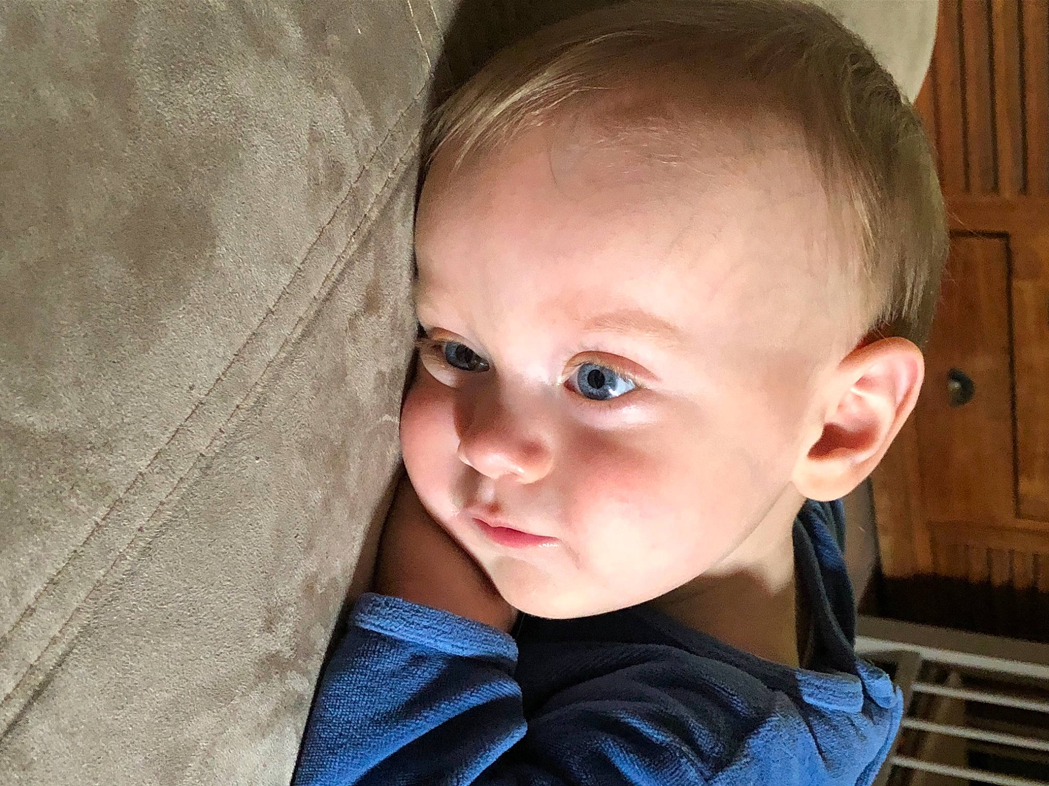 Timae a rejoint le concours — aidez-le/la à gagner de superbes lots ! baby, baby_toddler_clothing, cabinetry, cheek, child, collar, comfort, ear, electric_blue, eyelash, face, flash_photography, hair, human_body, lip, nose, skin, sleeve, toddler, wood