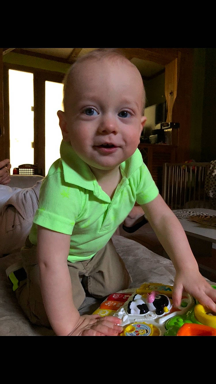 Timae a rejoint le concours — aidez-le/la à gagner de superbes lots ! baby, baby_toddler_clothing, cheek, child, comfort_food, dessert, food, fun, grass, happy, iris, person, room, sharing, sitting, skin, sleeve, smile, t_shirt, toddler