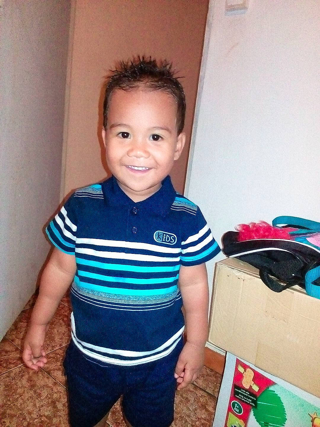 Kelyan a rejoint le concours — aidez-le/la à gagner de superbes lots ! abdomen, arm, blue, boy, child, cool, day, eye, girl, hairstyle, joy, organ, person, product, shoulder, skin, smile, standing, t_shirt, textile