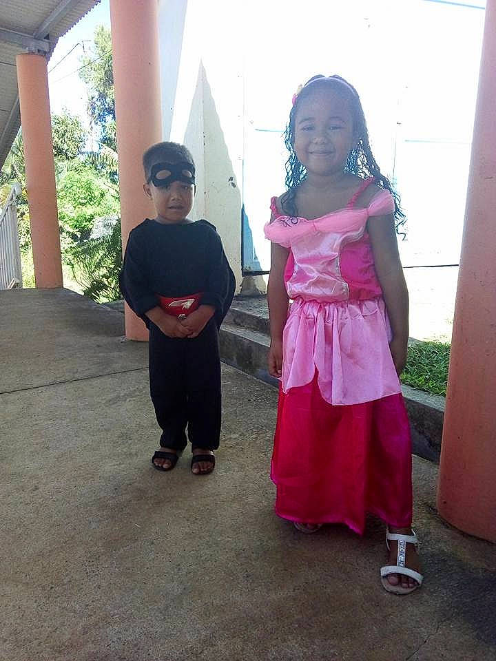 Ellyanna a rejoint le concours — aidez-le/la à gagner de superbes lots ! child, clothing, costume, day, dress, fun, girl, joy, magenta, outerwear, person, pink, product, purple, red, shoulder, smile, standing, textile, vacation