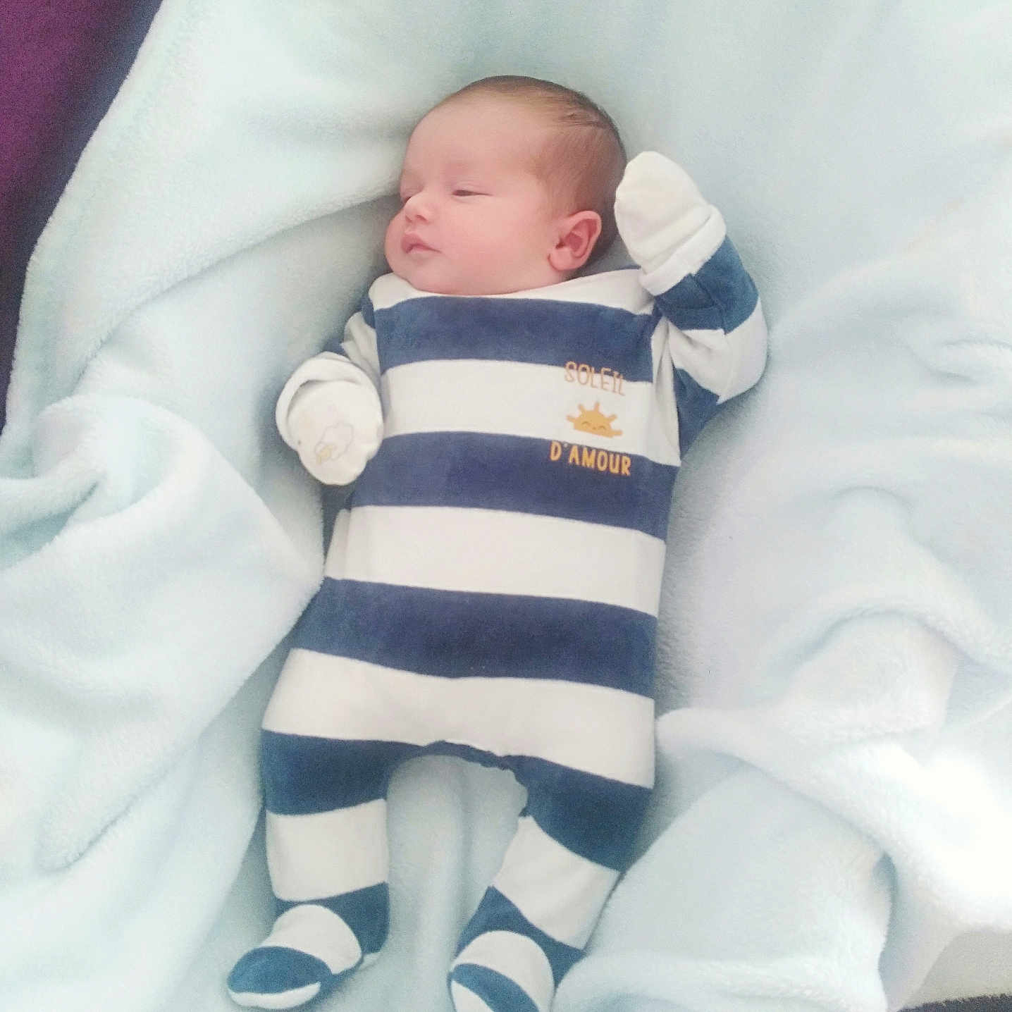 Anas participe au concours pour gagner de l'argent avec cette photo : baby, bed, bedroom, blanket, clothing, cradle, crib, cushion, face, furniture, head, homedecor, indoors, infantbed, newborn, person, photography, portrait, room, sleeping