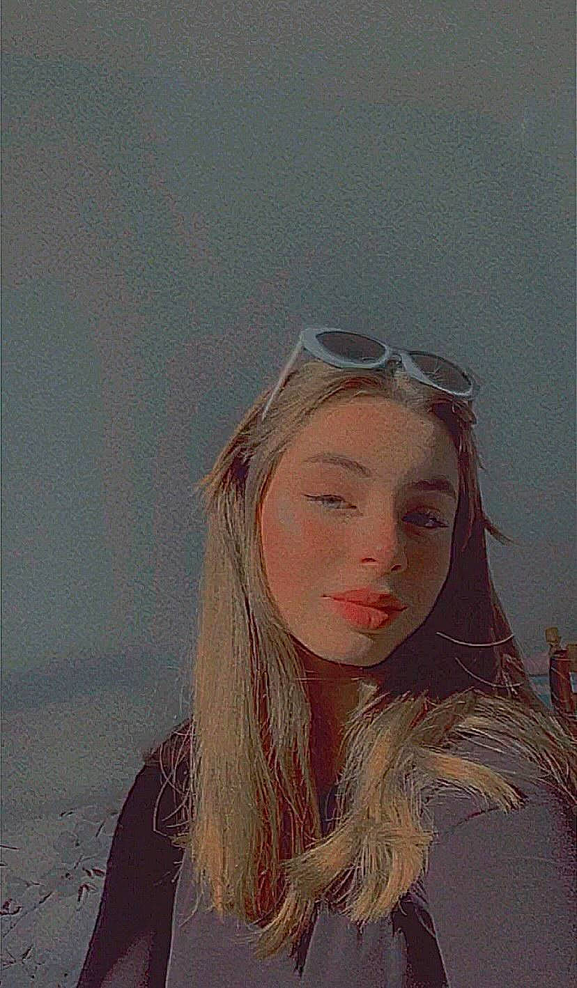 Tiya participe au concours pour gagner de l'argent avec cette photo : art, black_hair, brown_hair, cap, drawing, eyebrow, eyewear, fashion_design, goggles, illustration, lip, long_hair, paint, painting, person, self_portrait, tints_and_shades, vintage_clothing, vision_care, visual_arts