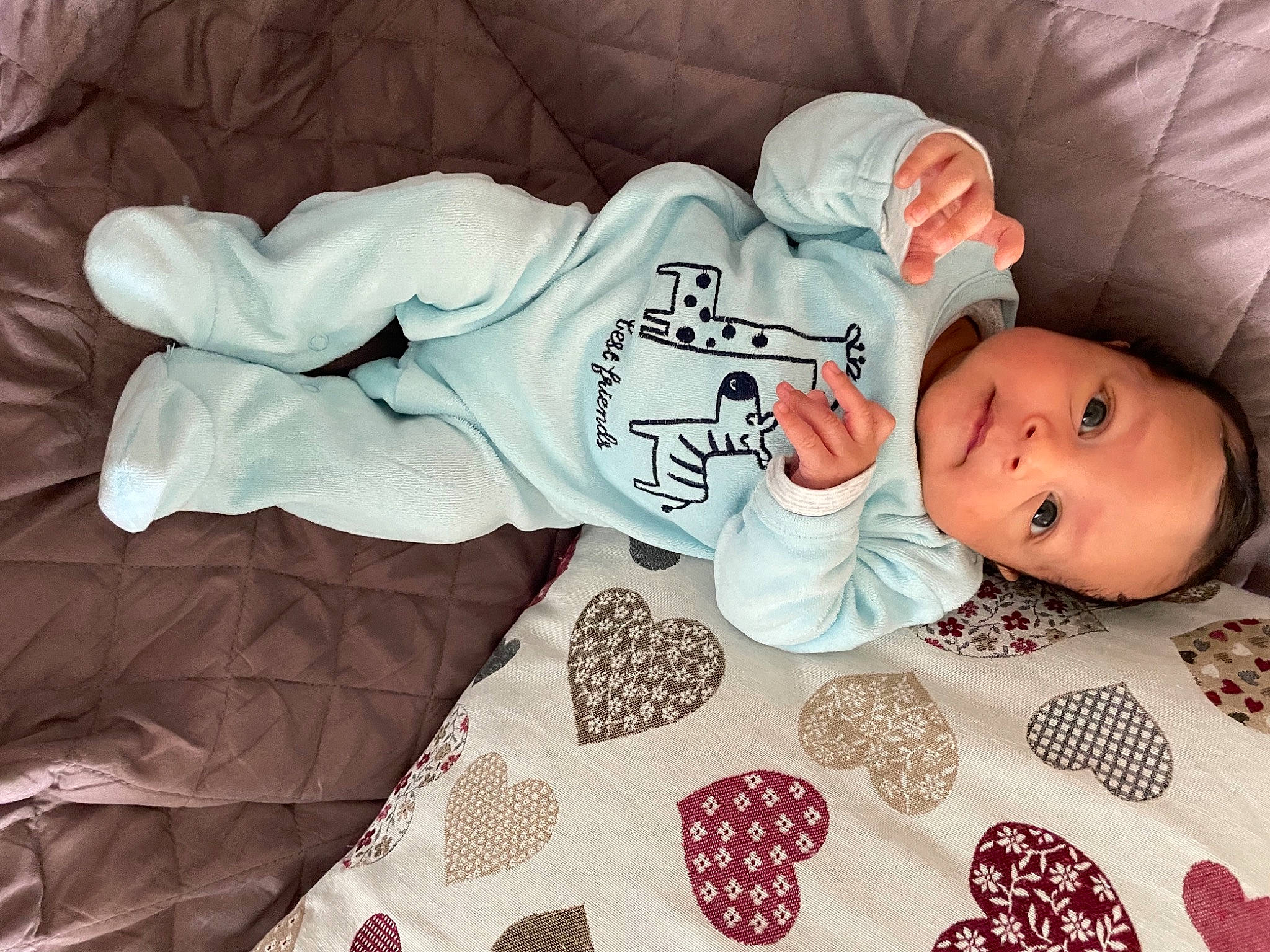 Maël a rejoint le concours — aidez-le/la à gagner de superbes lots ! arm, baby, baby_products, baby_sleeping, baby_toddler_clothing, bed, comfort, face, hand, human_body, leg, linens, pattern, person, pink, plant, product, sleeve, textile, toddler