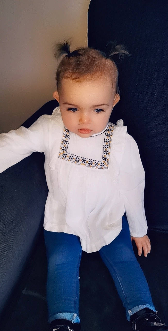 Léanna participe au concours pour gagner de l'argent avec cette photo : baby_toddler_clothing, chest, collar, dress, dress_shirt, elbow, eyebrow, eyelash, face, fashion_design, flash_photography, human_body, jewellery, neck, person, sleeve, sportswear, t_shirt, toddler, trunk