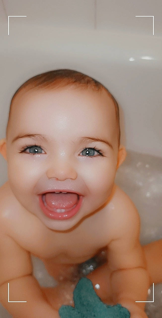 Léanna a rejoint le concours — aidez-le/la à gagner de superbes lots ! arm, baby_bathing, bathtub, cheek, chin, ear, eye, eyebrow, eyelash, fluid, forehead, human_body, iris, jaw, lip, mouth, neck, nose, person, skin