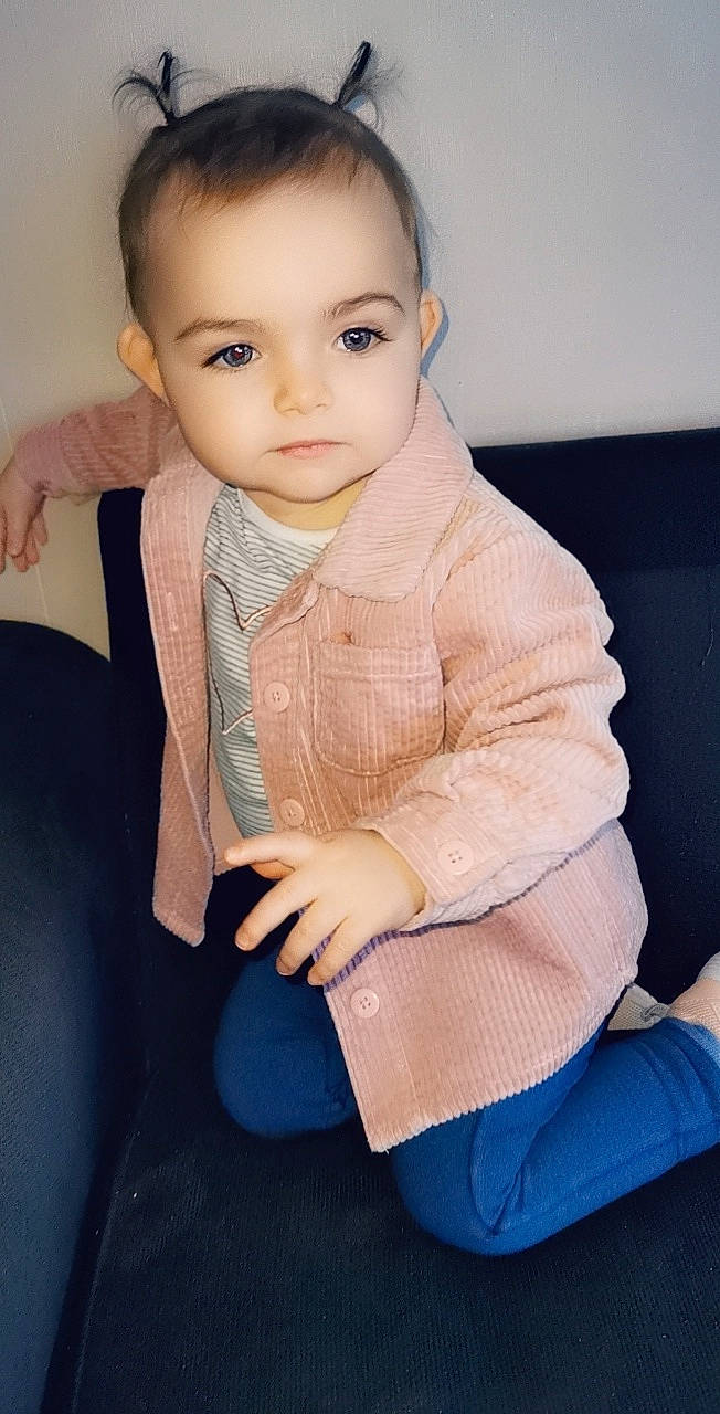 Léanna participe au concours pour gagner de l'argent avec cette photo : arm, baby_toddler_clothing, cheek, collar, comfort, elbow, face, flash_photography, gesture, human_body, joint, lip, neck, nose, outerwear, person, shoulder, skin, sleeve, toddler