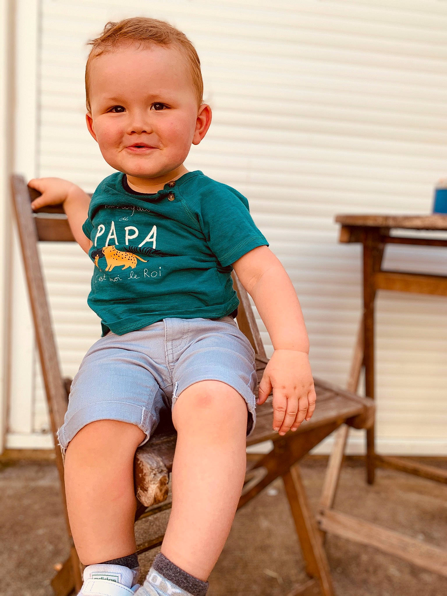 Lorïs a rejoint le concours — aidez-le/la à gagner de superbes lots ! baby, baby_toddler_clothing, calf, child, denim, ear, eye, finger, human_leg, joint, joy, knee, lap, leg, mouth, person, shorts, sitting, sock, standing