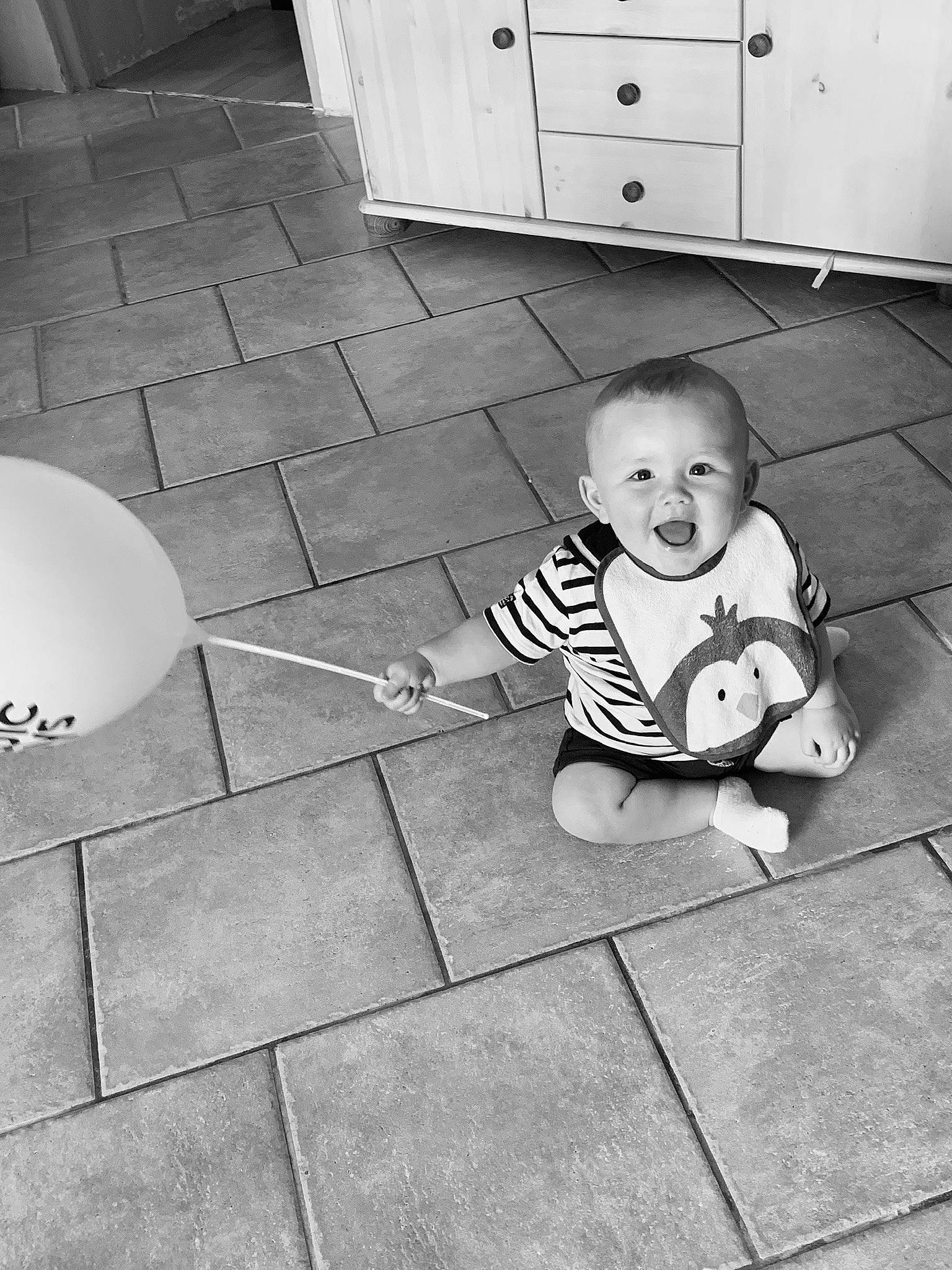 Lorïs participe au concours pour gagner de l'argent avec cette photo : baby, black, black_and_white, child, floor, flooring, leg, monochrome, monochrome_photography, person, photograph, photography, play, room, sitting, snapshot, style, tile, toddler, white