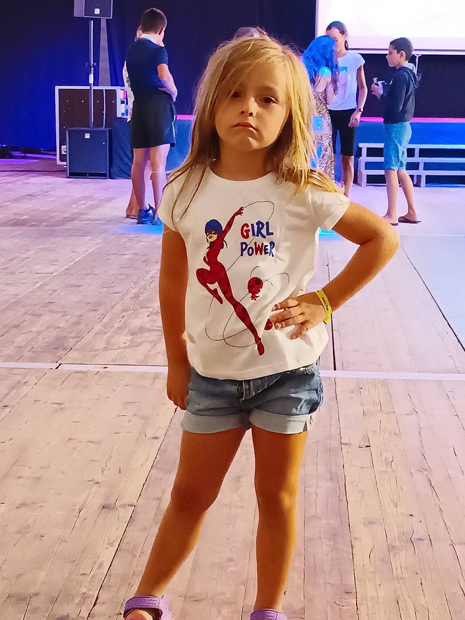 Wendy a rejoint le concours — aidez-le/la à gagner de superbes lots ! blue, clothing, cool, denim, electric_blue, fun, human_leg, jean_short, joint, leisure, long_hair, person, public_space, shoulder, sleeve, standing, t_shirt, thigh, travel, trunk