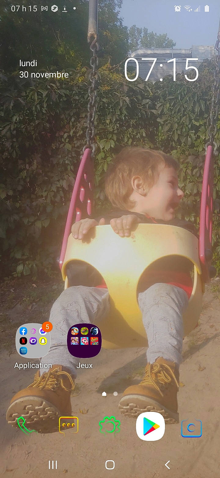 Lucas Lambert a rejoint le concours — aidez-le/la à gagner de superbes lots ! advertising, cool, font, fun, grass, happy, human_leg, knee, leisure, logo, people_in_nature, person, personal_protective_equipment, photo_caption, recreation, shorts, sitting, soil, t_shirt, thigh