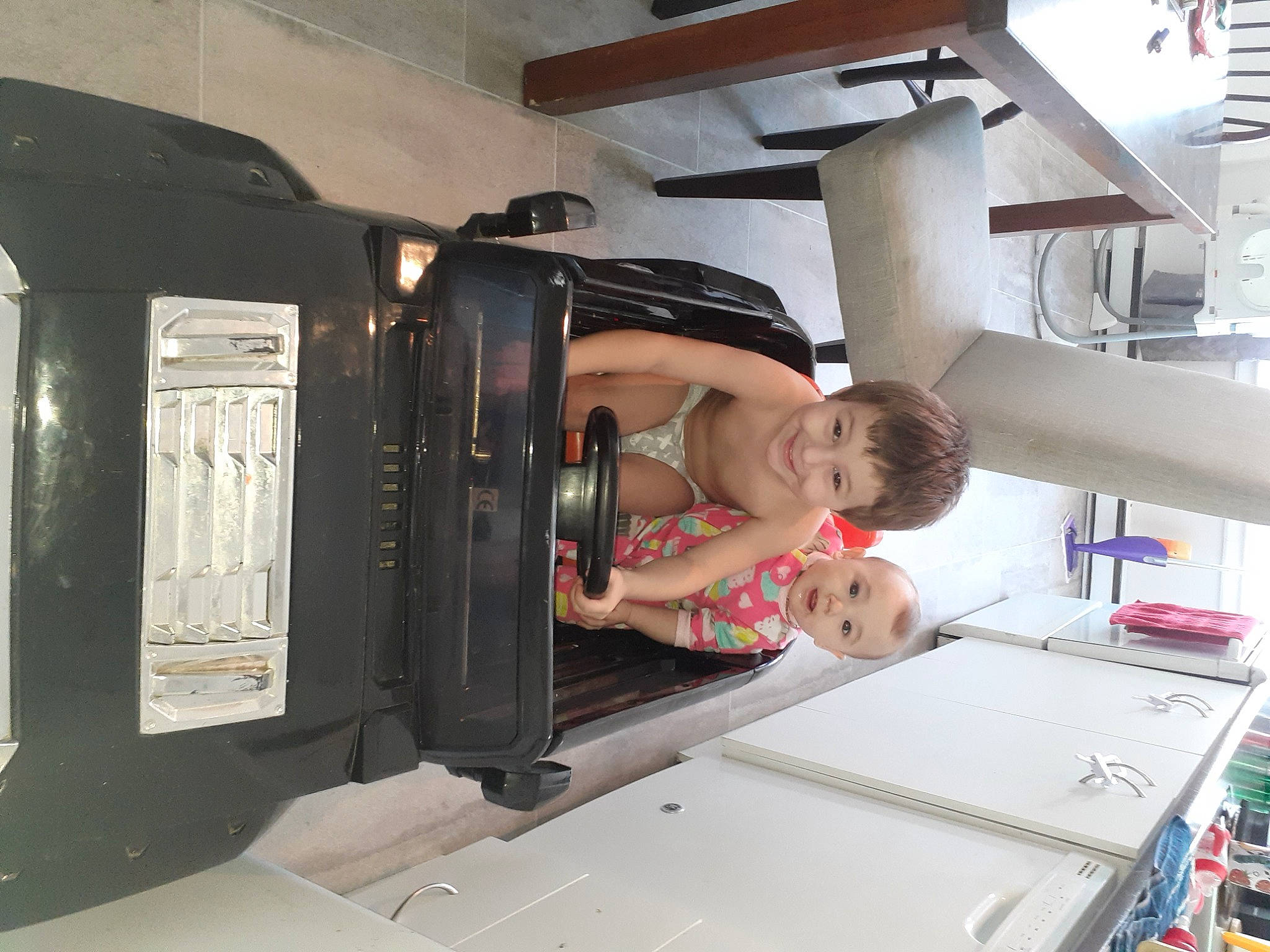 Lucas Lambert participe au concours pour gagner de l'argent avec cette photo : automotive_design, automotive_exterior, child, cooking, engineering, fun, gas, joy, machine, major_appliance, person, room, smile, t_shirt, toddler