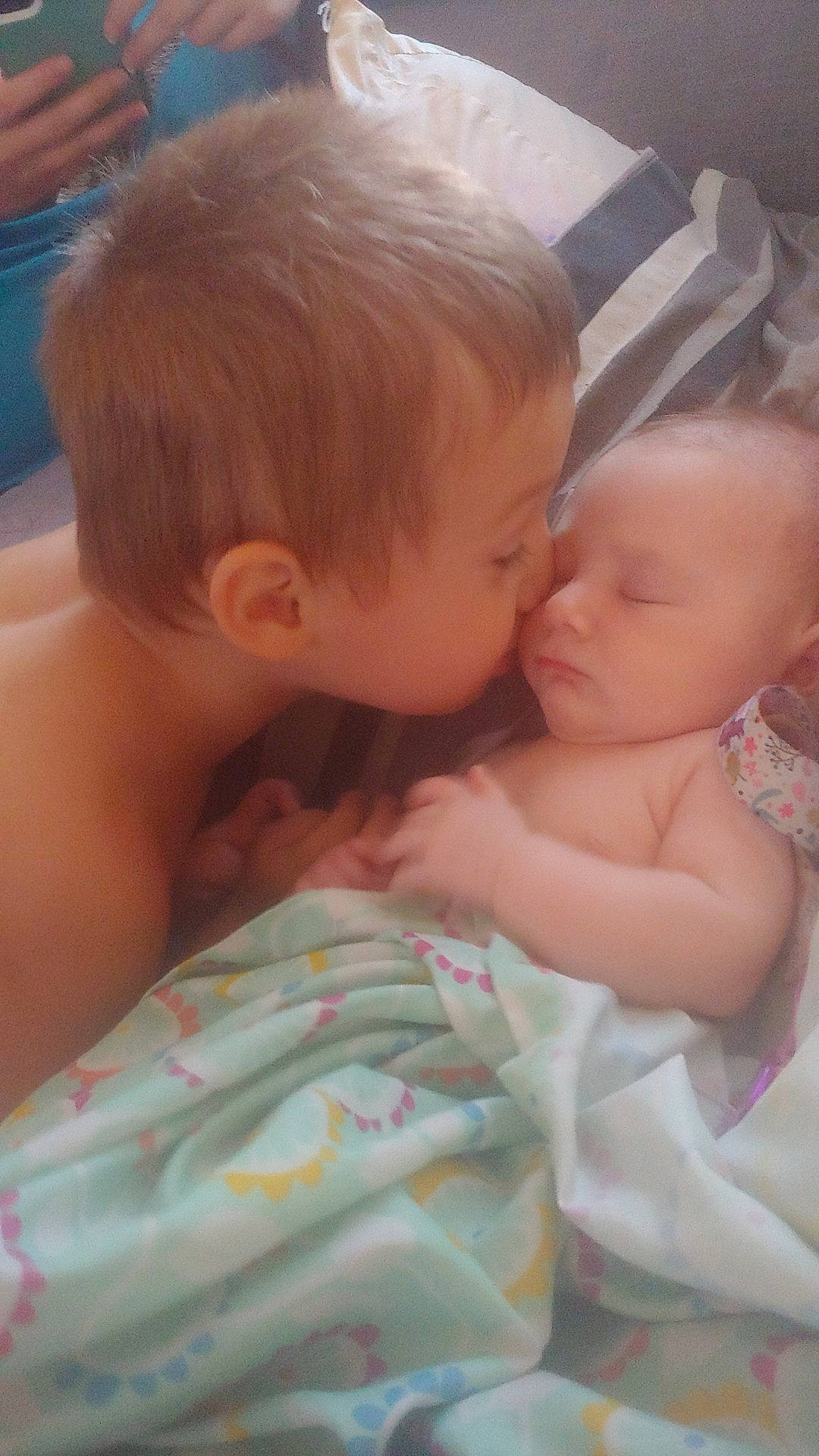 Lucas Lambert participe au concours pour gagner de l'argent avec cette photo : arm, baby, cheek, child, chin, comfort, ear, finger, fun, gesture, hand, happy, head, human_body, iris, mouth, nose, organ, person, skin