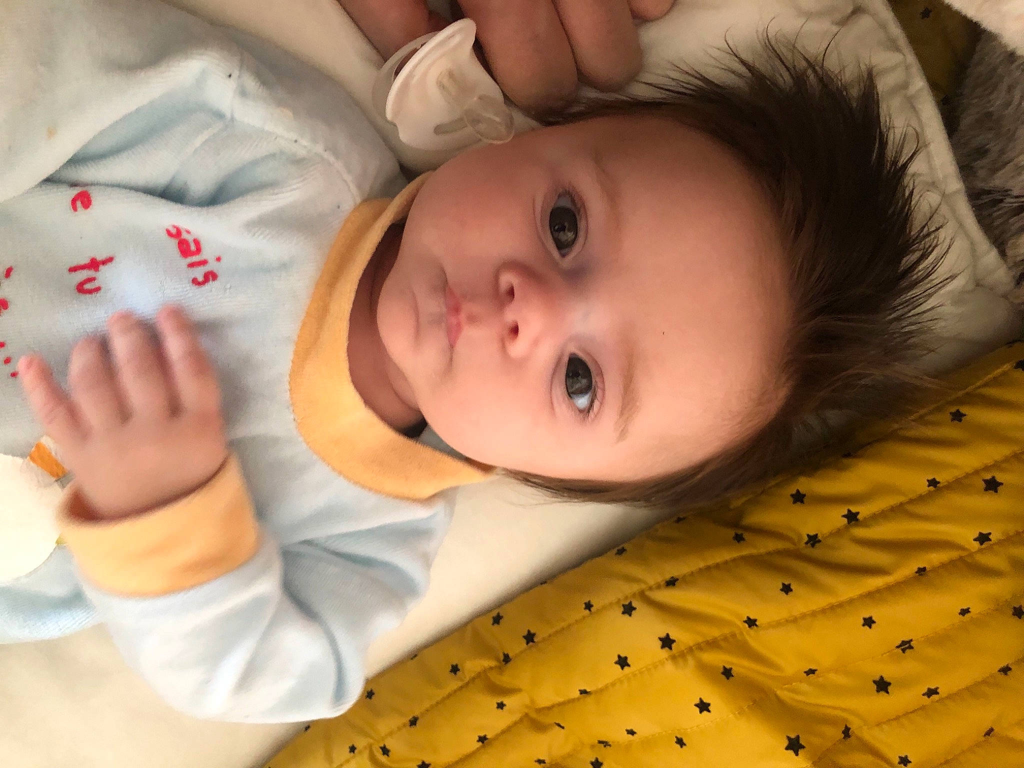 Dastann a rejoint le concours — aidez-le/la à gagner de superbes lots ! baby, baby_toddler_clothing, cheek, child, comfort, eyelash, facial_expression, finger, flash_photography, flooring, happy, lip, mouth, nose, organ, person, skin, textile, toddler, white