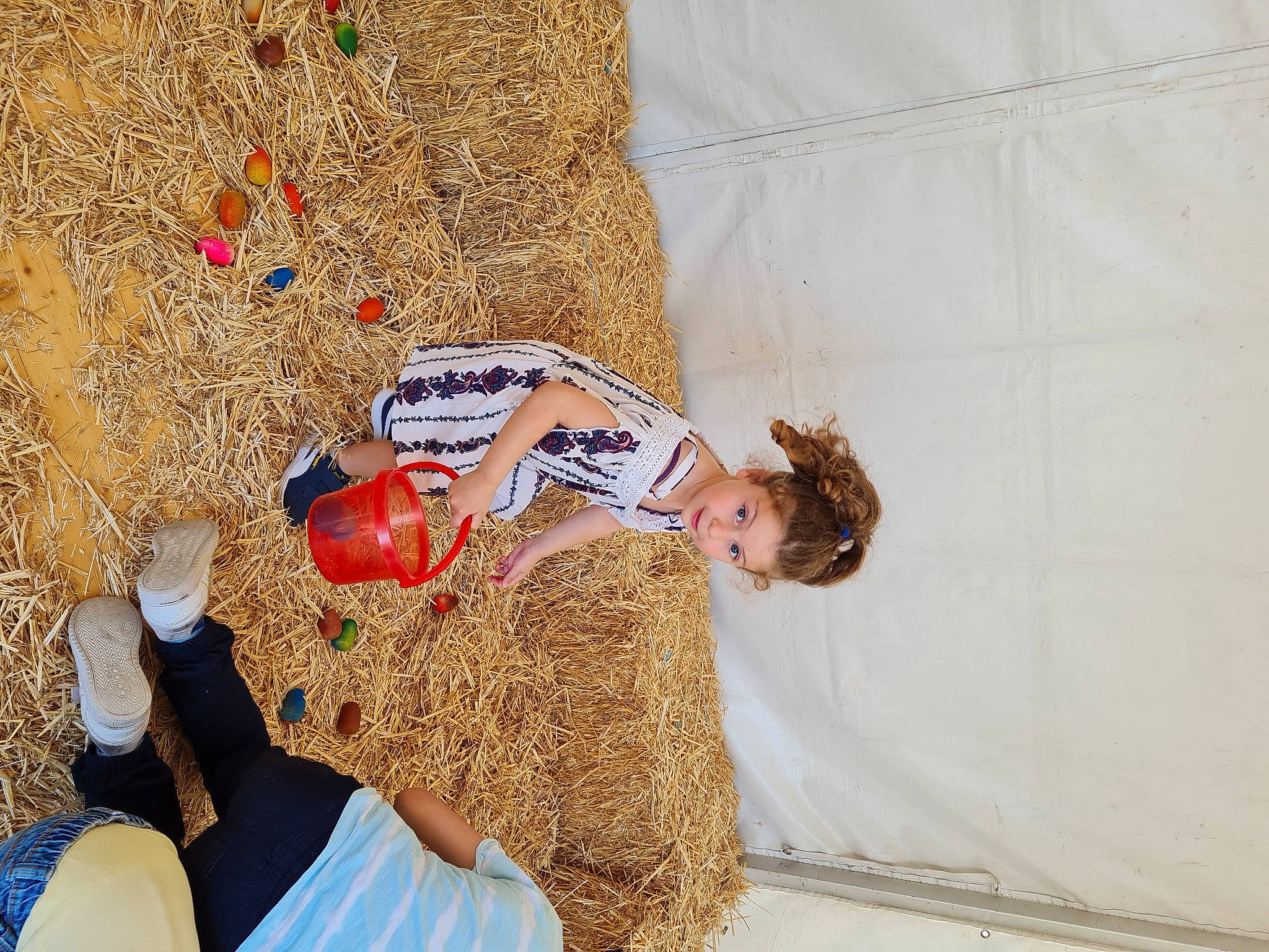 Mia a rejoint le concours — aidez-le/la à gagner de superbes lots ! child, fun, happy, hat, hay, human_leg, landscape, leisure, people_in_nature, person, play, recreation, sand, sitting, soil, straw, t_shirt, toddler, visual_arts, wall