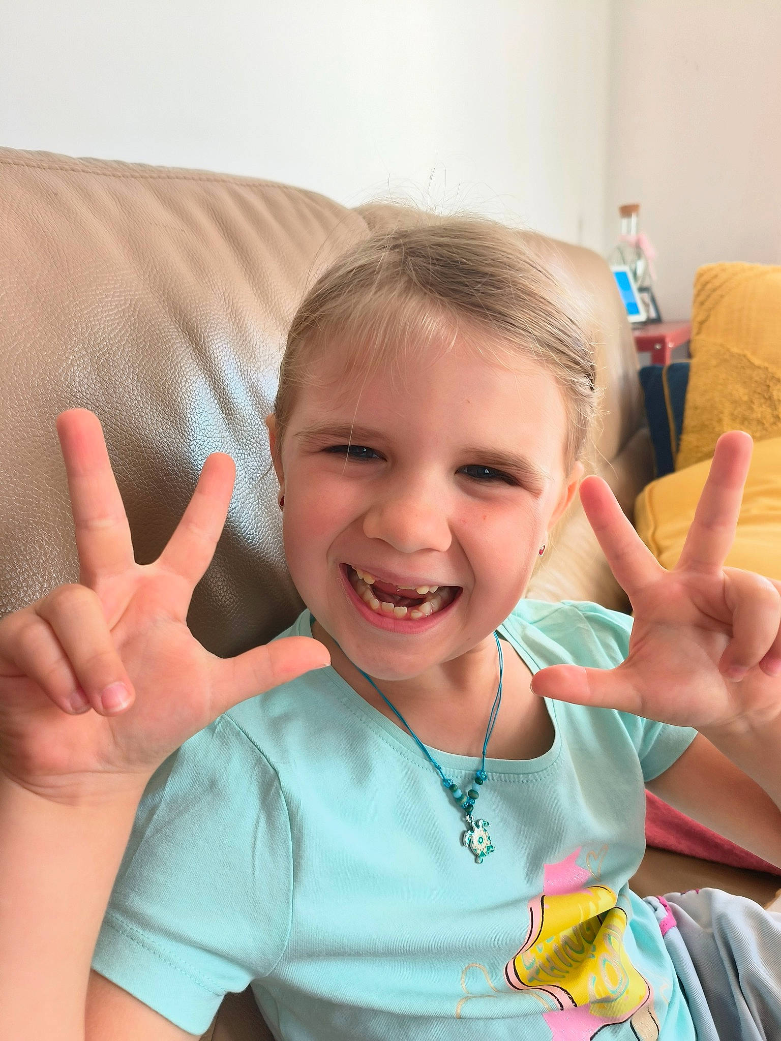 Jeanne participe au concours pour gagner de l'argent avec cette photo : arm, cheek, chin, ear, eye, face, finger, fun, gesture, hair, hand, happy, head, joint, joy, mouth, person, skin, smile, t_shirt