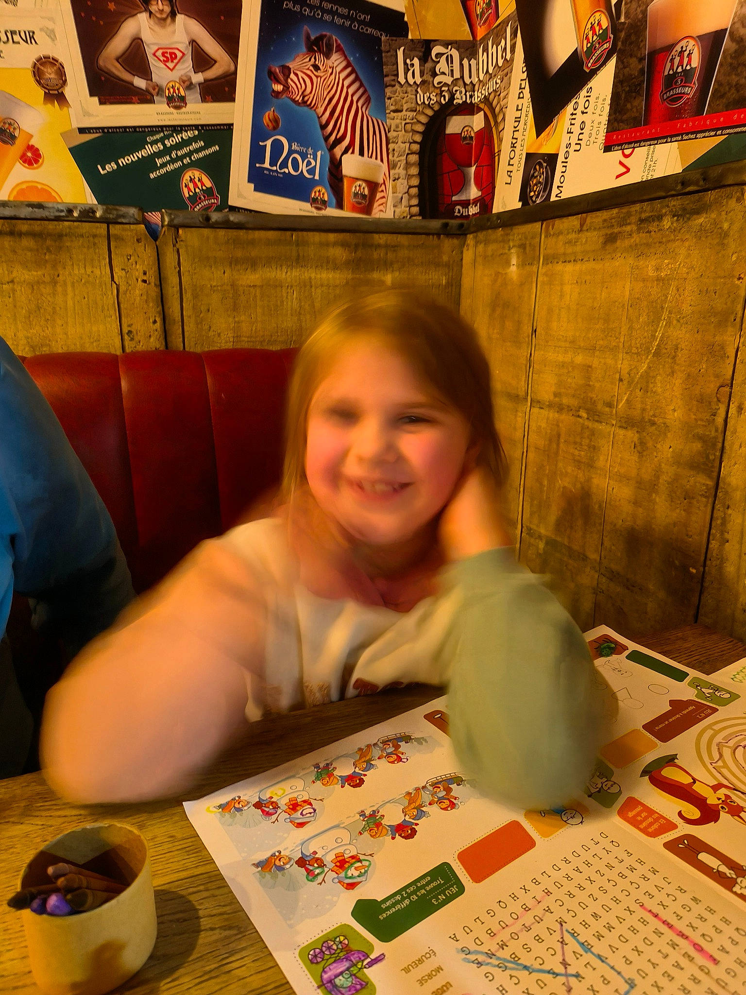 Jeanne a rejoint le concours — aidez-le/la à gagner de superbes lots ! chair, child, event, flooring, fun, games, indoor_games_and_sports, joy, learning, leisure, logo, pattern, person, play, recreation, room, sharing, smile, t_shirt, table