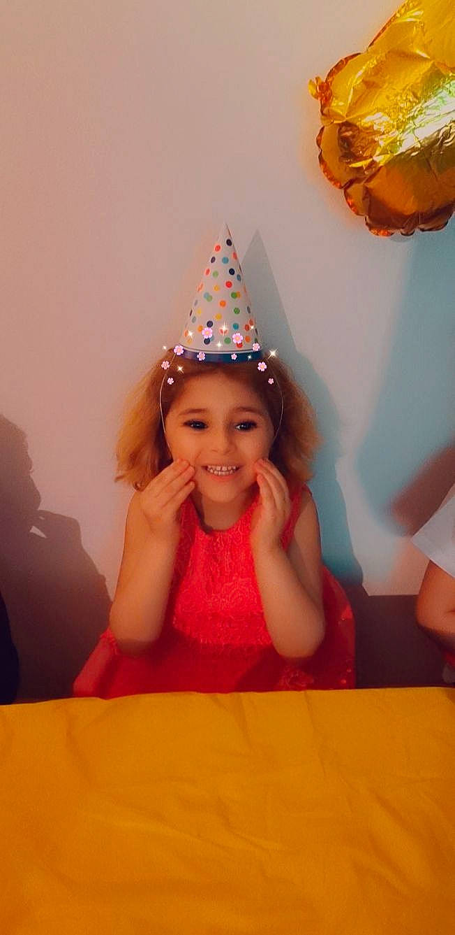 Lyanna a rejoint le concours — aidez-le/la à gagner de superbes lots ! birthday, child, crown, fun, hair_accessory, headgear, headpiece, joy, party, party_hat, party_supply, person, sweetness, toddler