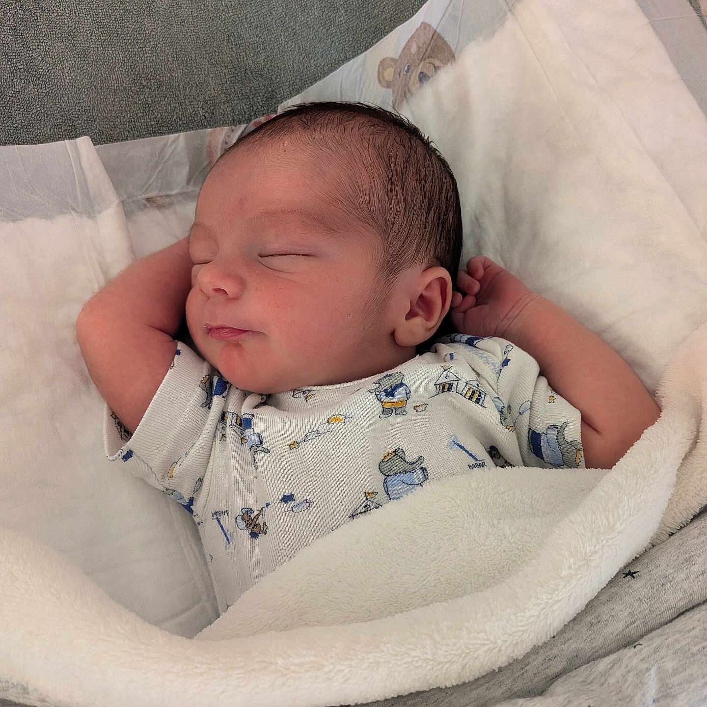 Adam participe au concours pour gagner de l'argent avec cette photo : newborn, baby, sleeping, blanket, cozy, infant, soft, bed, cute, peaceful, wrapped, clothing, toddler, portrait, resting, small, child, indoors, comfort, cute_baby