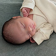 Adam a rejoint le concours — aidez-le/la à gagner de superbes lots ! baby, newborn, sleeping, infant, blanket, onesie, soft_texture, peaceful, cute, child, face, skin, hand, fingers, cozy, rest, indoors, portrait, closeup, sleep